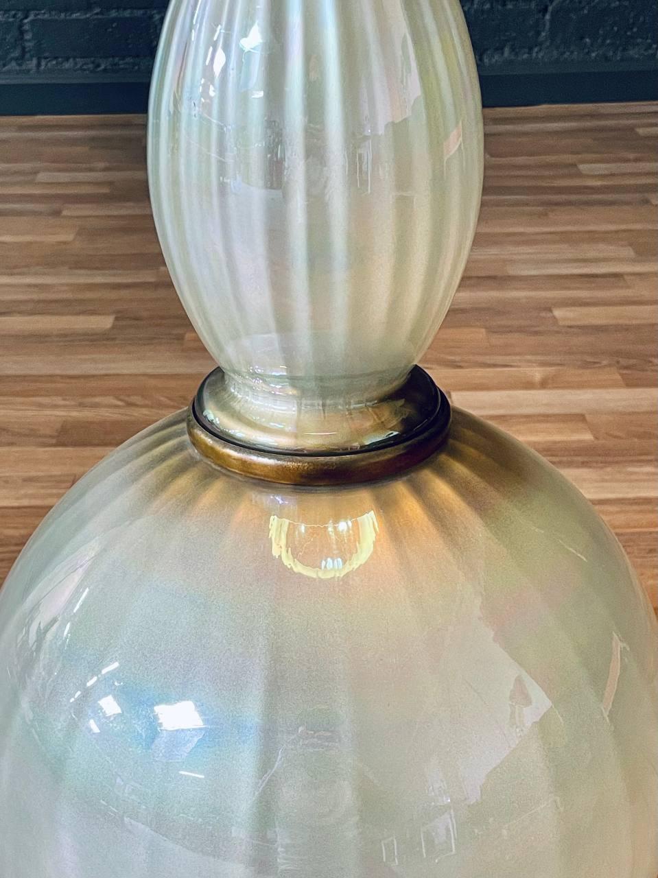 Lampadaire en verre Regency du milieu du siècle en vente 2