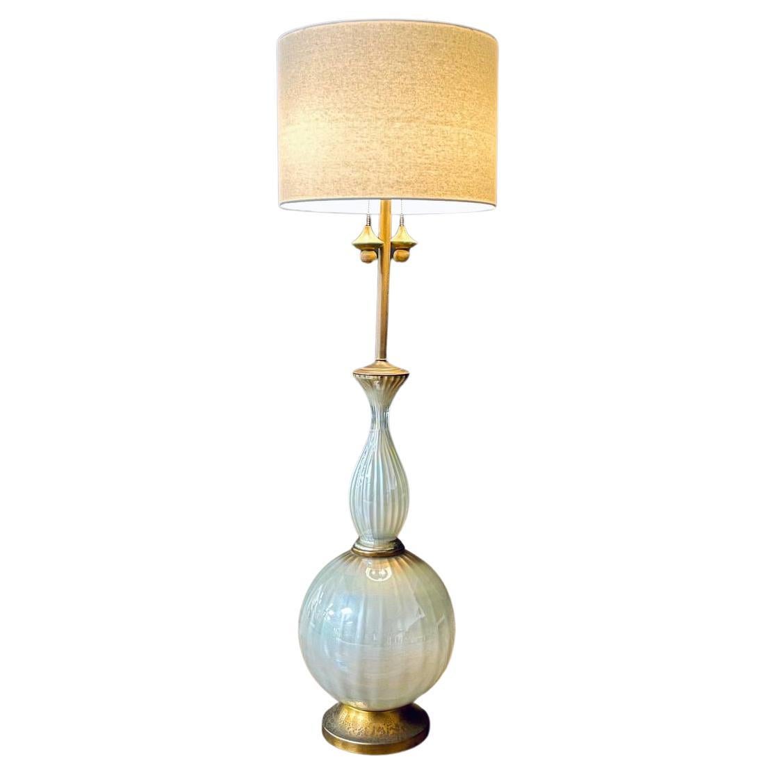 Lampadaire en verre Regency du milieu du siècle en vente