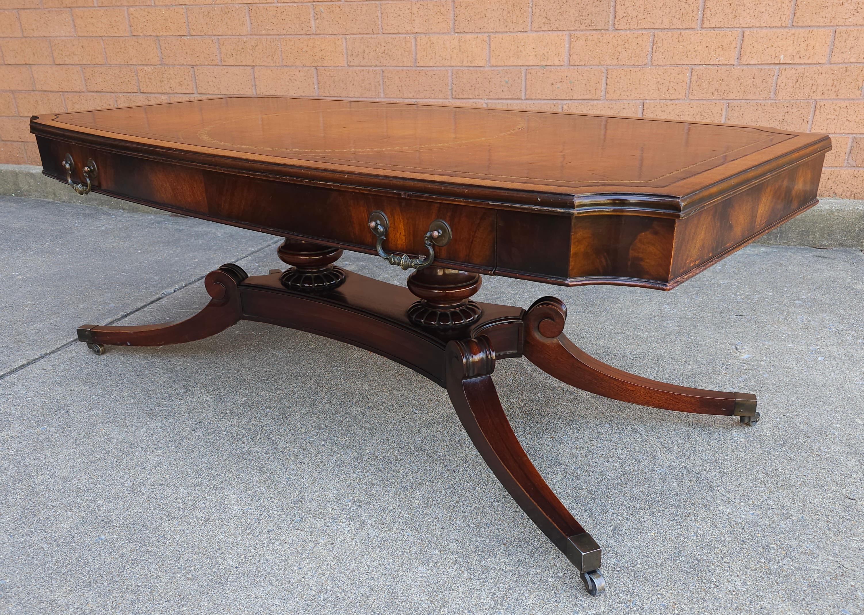 Table basse en acajou avec plateau en cuir Weiman Regency Hollywood, milieu de siècle en vente 2