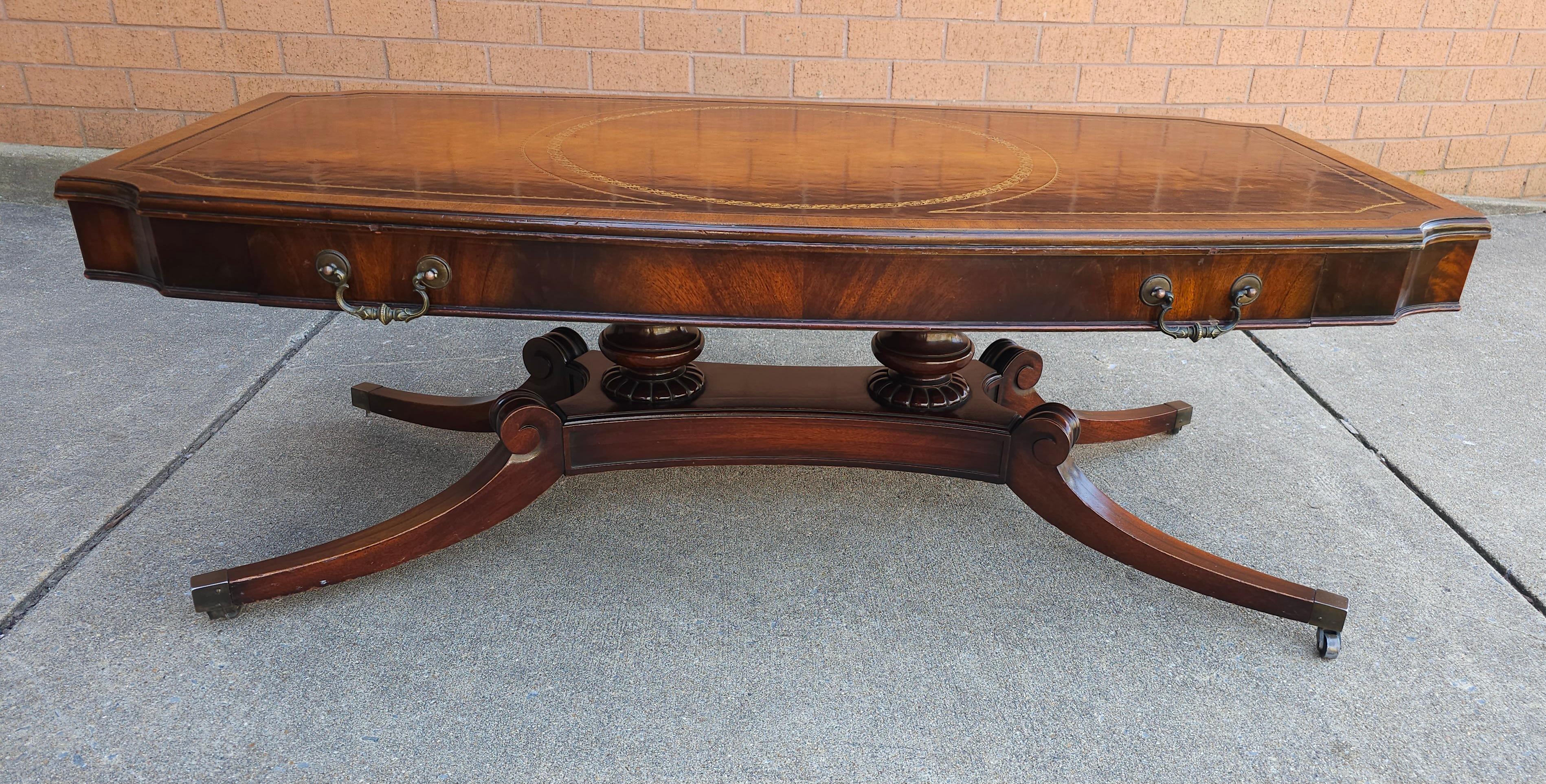 Table basse en acajou avec plateau en cuir Weiman Regency Hollywood, milieu de siècle en vente 4