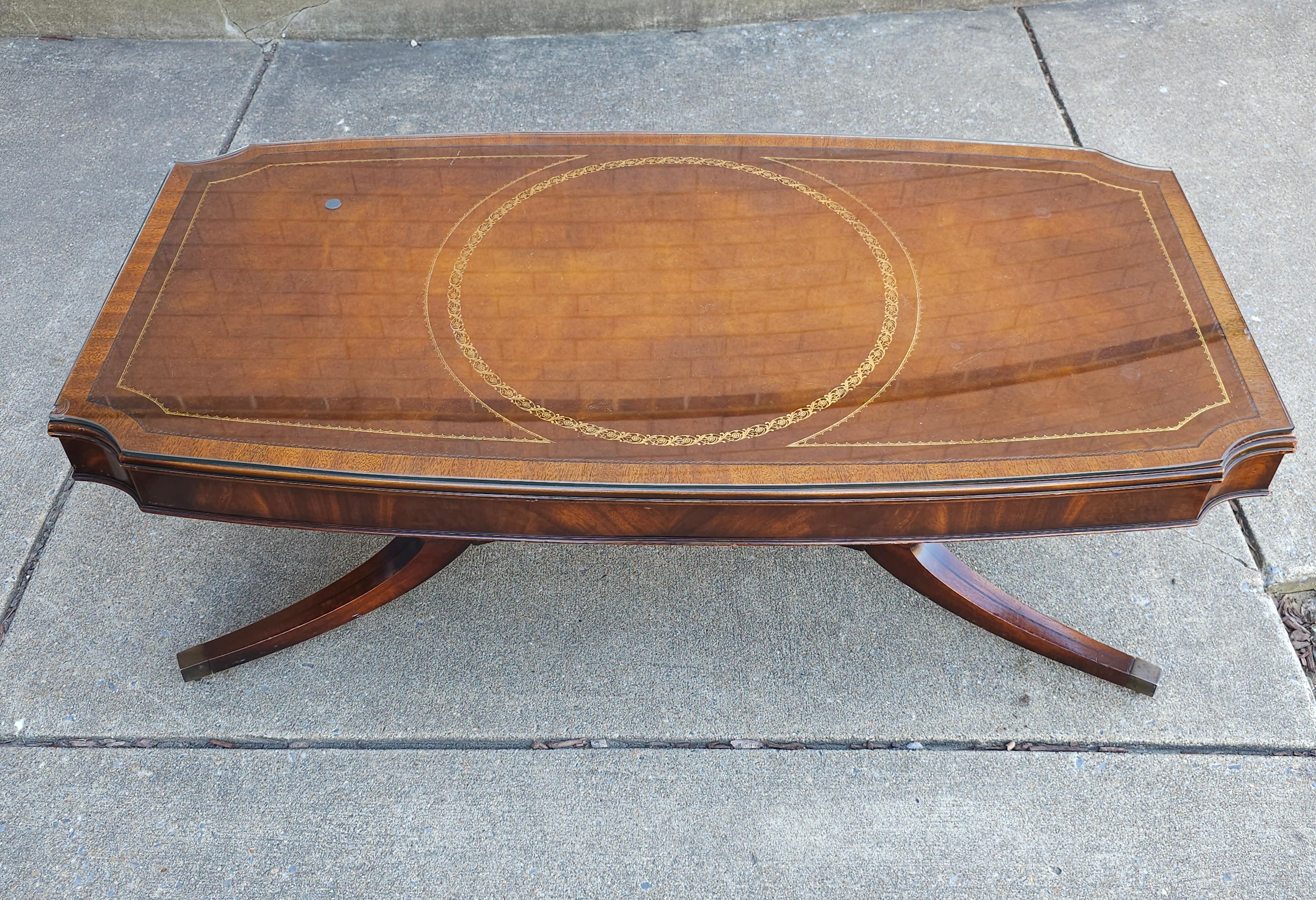 Table basse en acajou avec plateau en cuir Weiman Regency Hollywood, milieu de siècle en vente 6