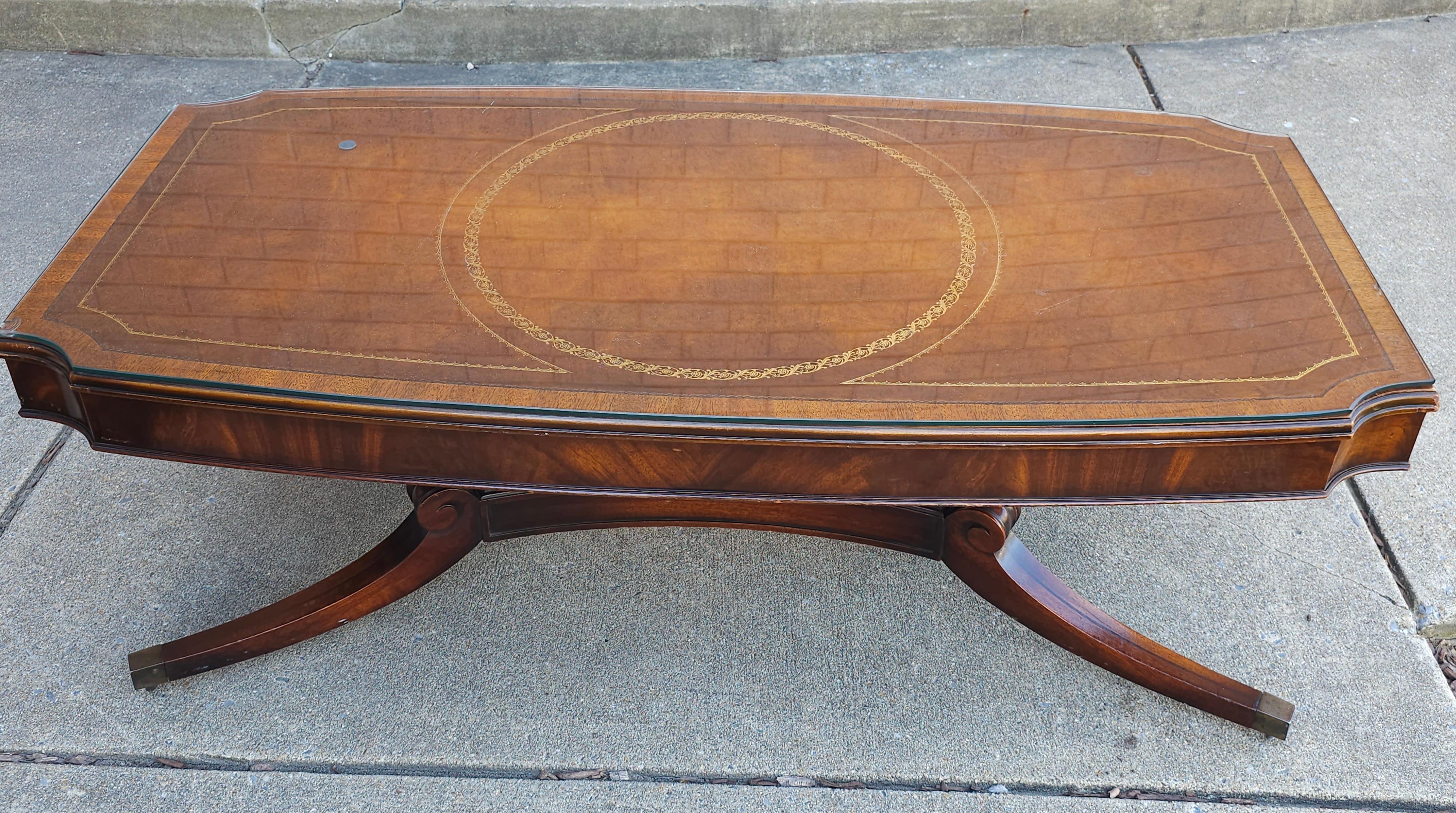 Table basse en acajou avec plateau en cuir Weiman Regency Hollywood, milieu de siècle en vente 7