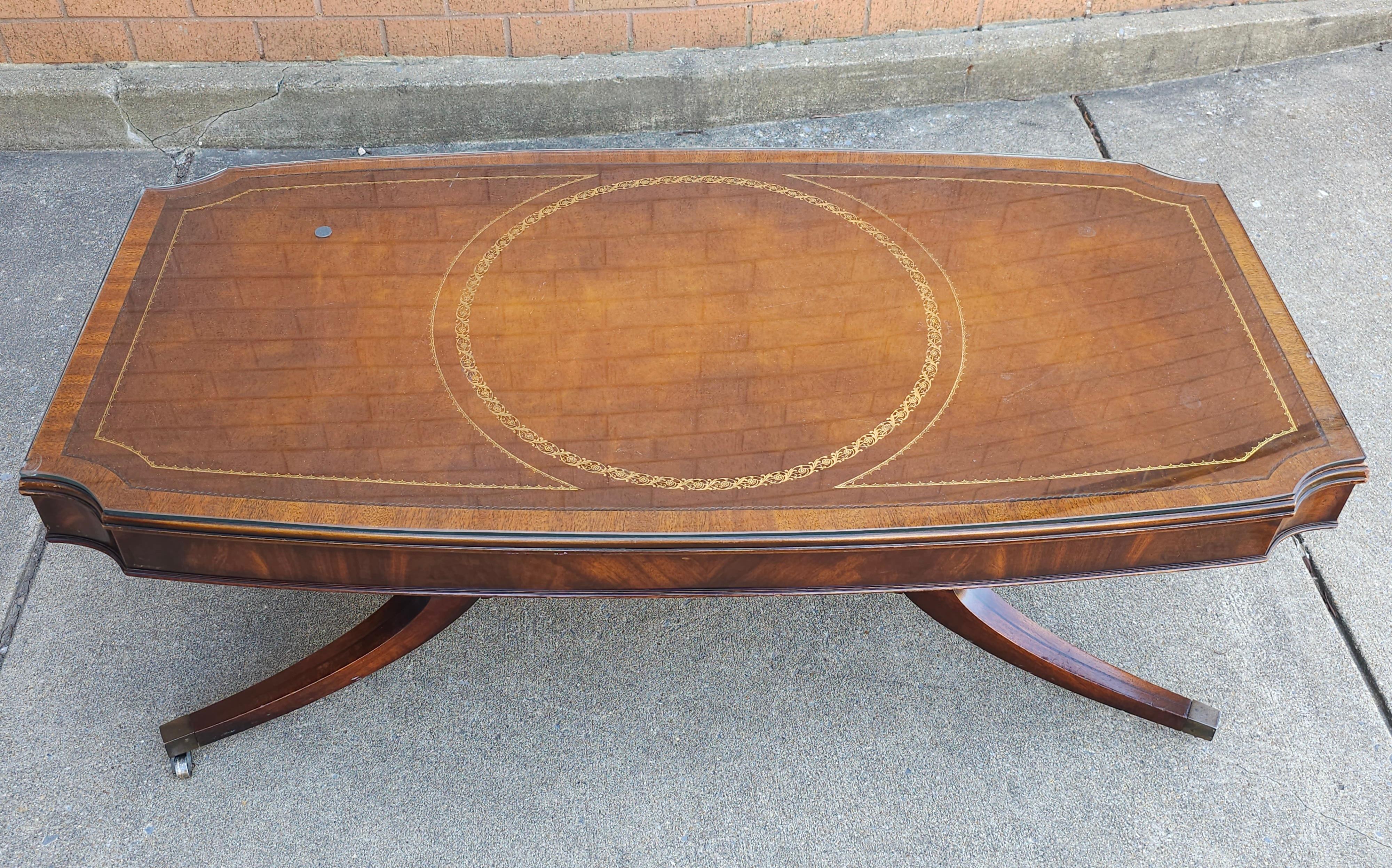 Table basse en acajou avec plateau en cuir Weiman Regency Hollywood, milieu de siècle en vente 8