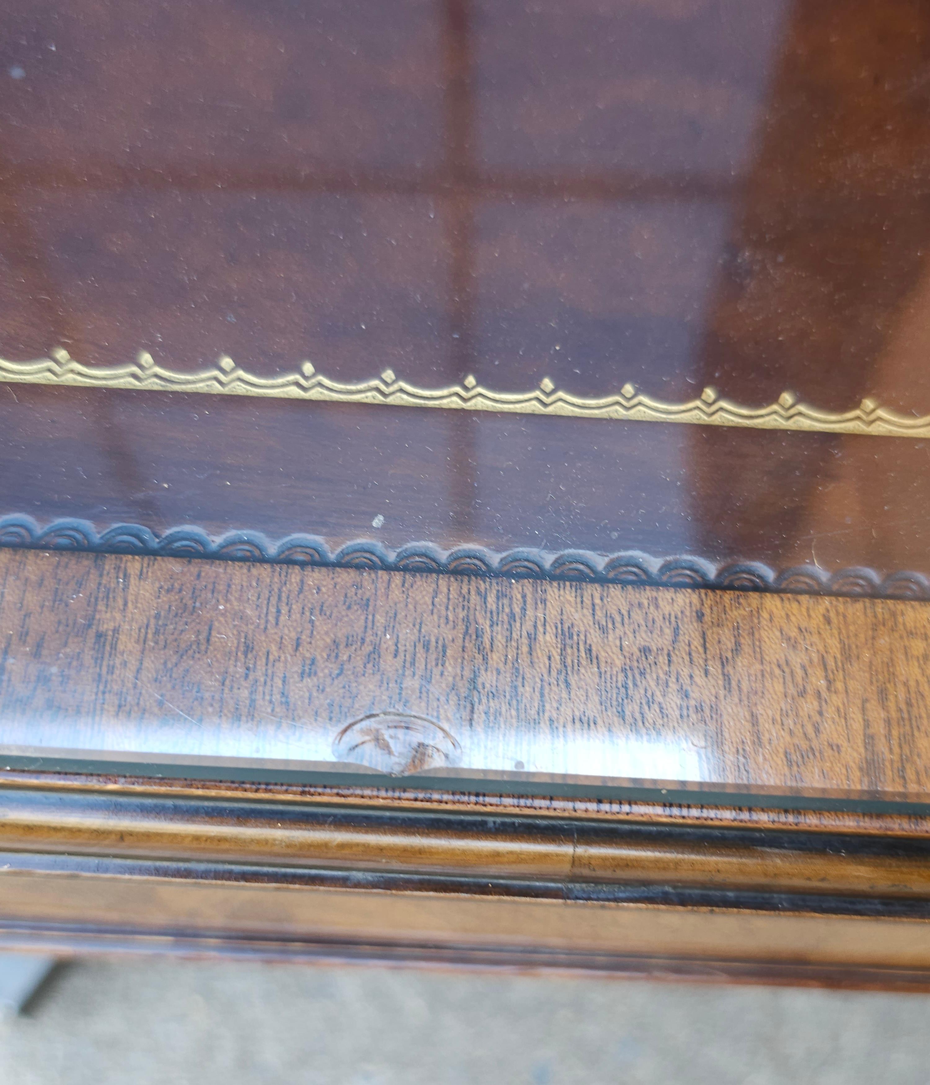 Table basse en acajou avec plateau en cuir Weiman Regency Hollywood, milieu de siècle en vente 11