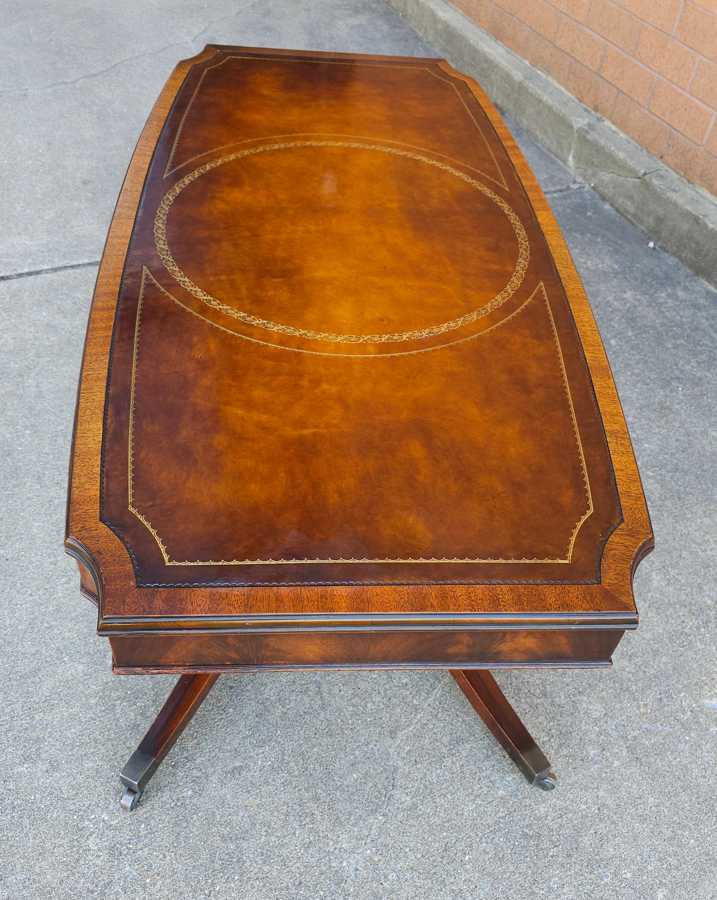 Table basse en acajou avec plateau en cuir Weiman Regency Hollywood, milieu de siècle en vente 1