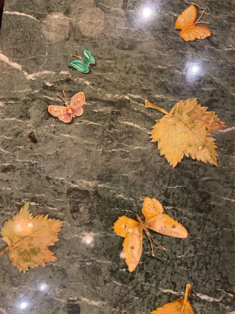 Inconnu Table basse en marbre de style Regency du milieu du siècle dernier avec incrustation de feuilles et de mouches à beurre en vente