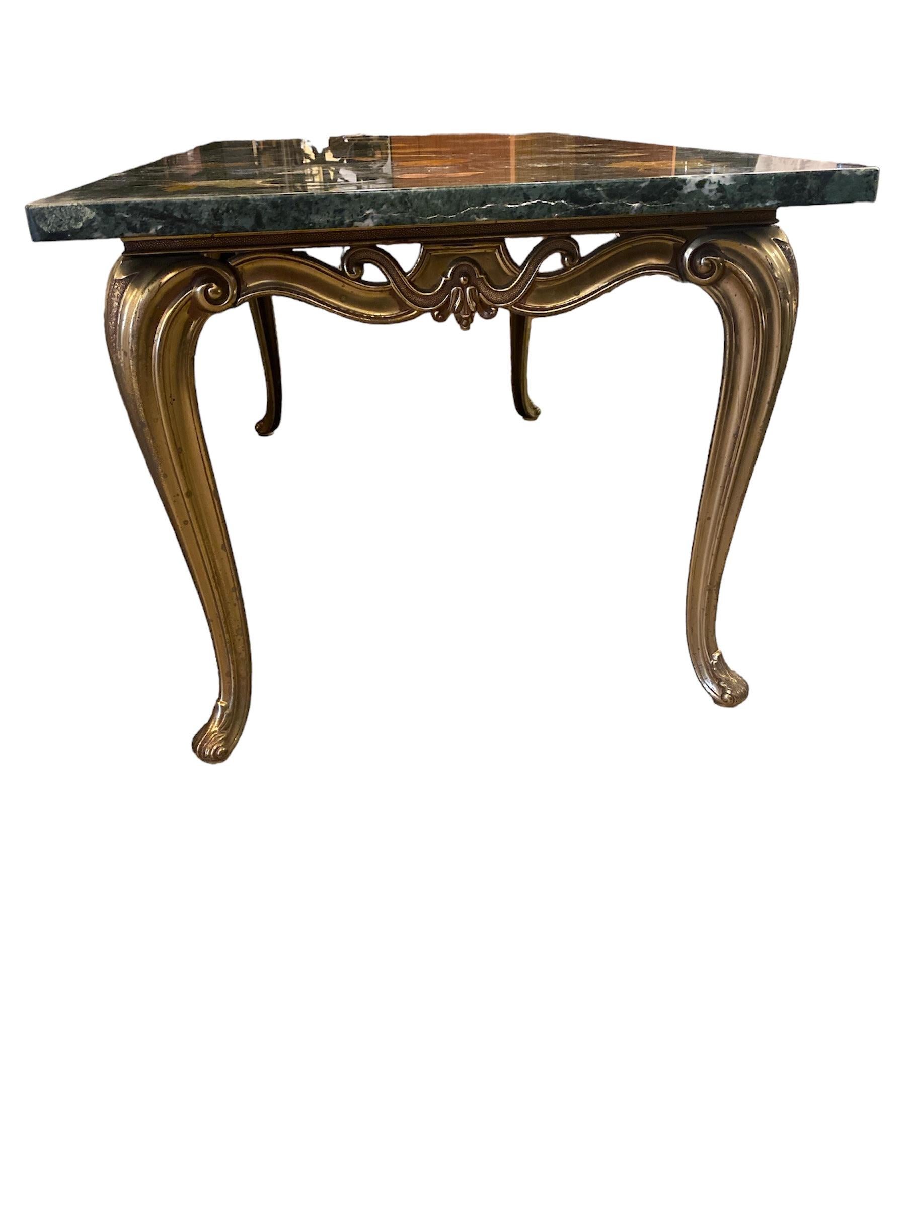 Incrusté Table basse en marbre de style Regency du milieu du siècle dernier avec incrustation de feuilles et de mouches à beurre en vente