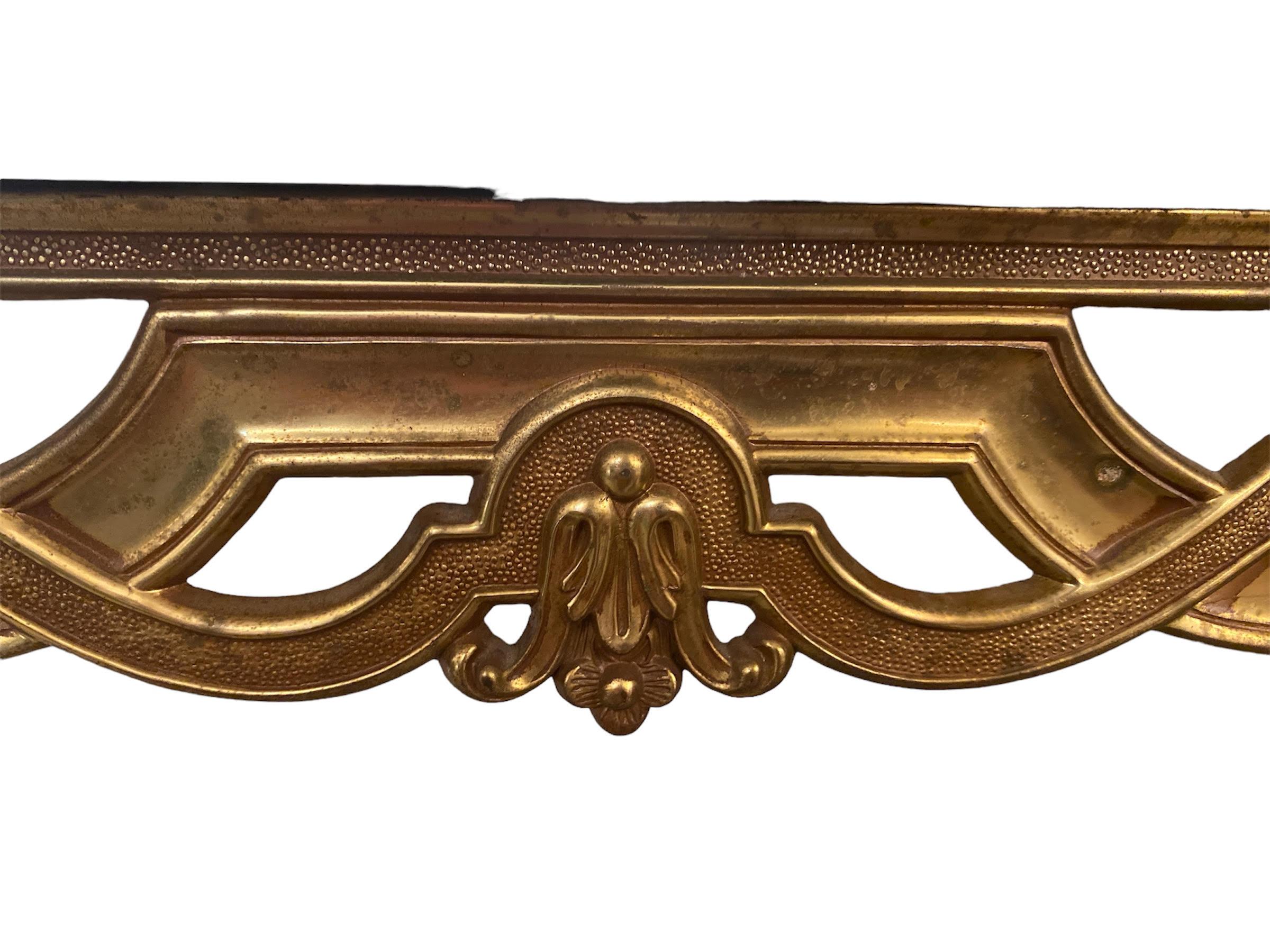 Table basse en marbre de style Regency du milieu du siècle dernier avec incrustation de feuilles et de mouches à beurre Excellent état - En vente à Pasadena, CA