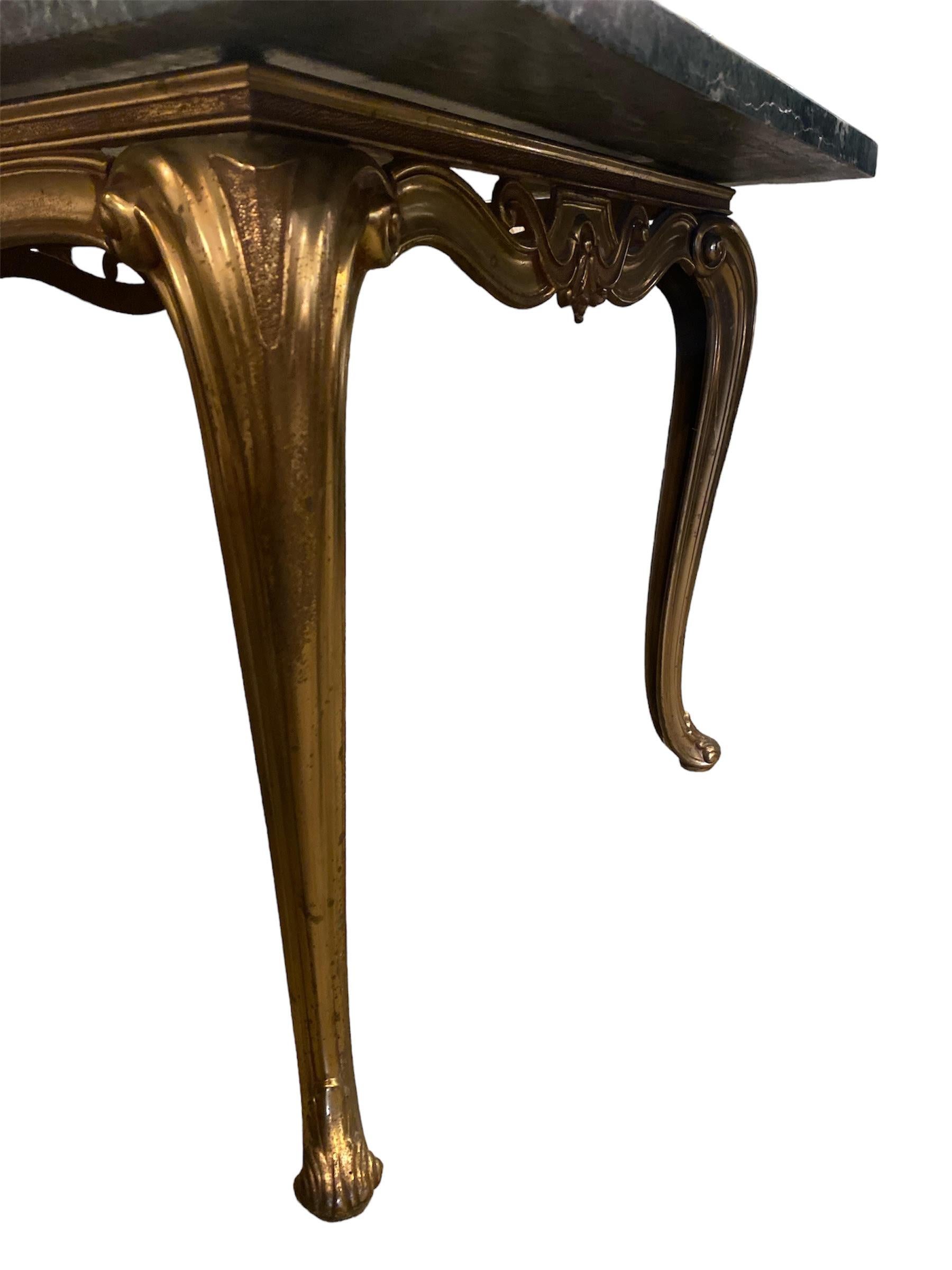 Marbre Table basse en marbre de style Regency du milieu du siècle dernier avec incrustation de feuilles et de mouches à beurre en vente