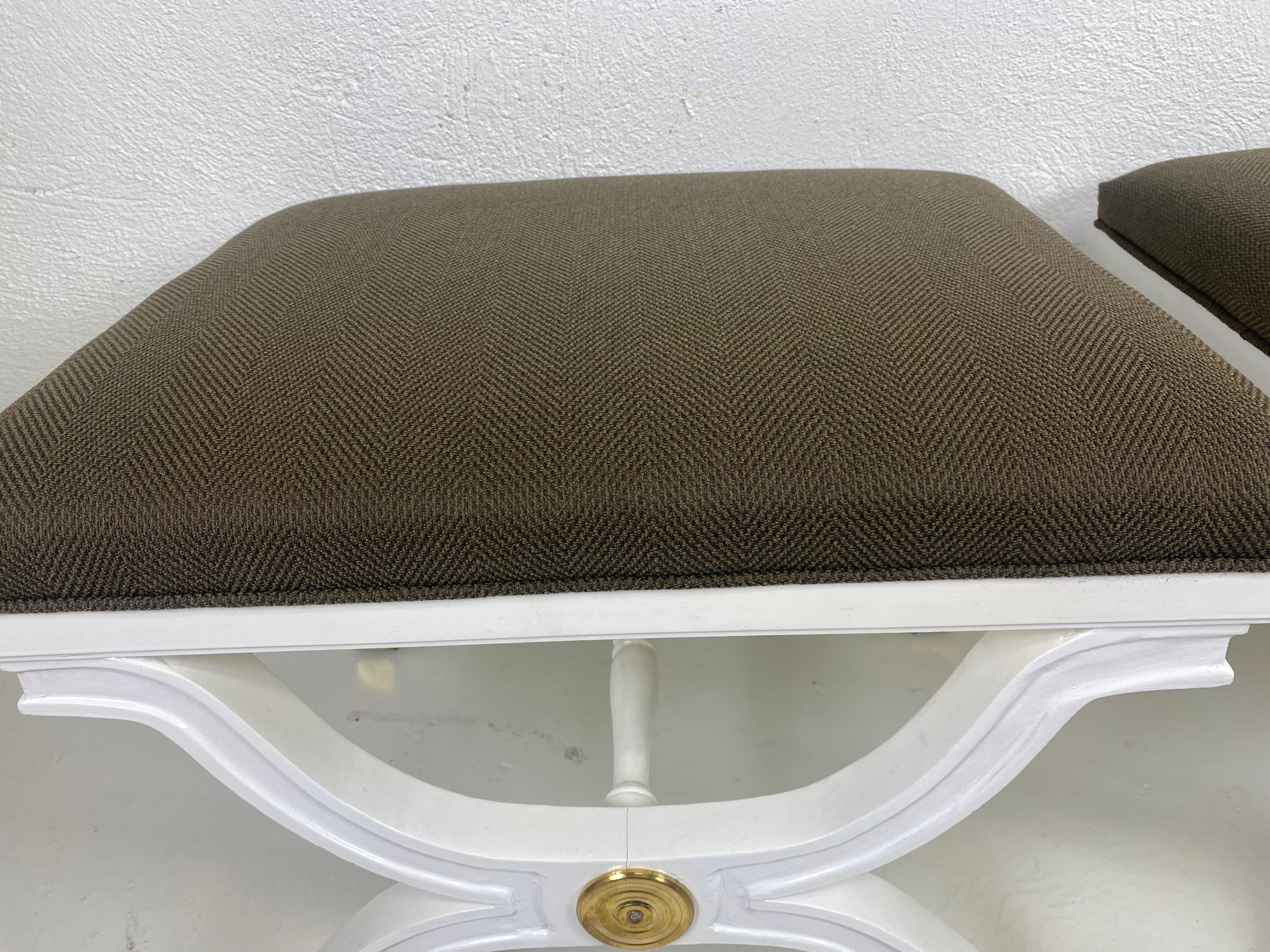 Si tratta di una coppia di panche vintage di metà secolo appena imbottite di ispirazione Regency. Queste panche sono state laccate di bianco con dettagli in ottone al centro e sui piedi. Le panche sono rivestite in tweed marrone cioccolato. Queste