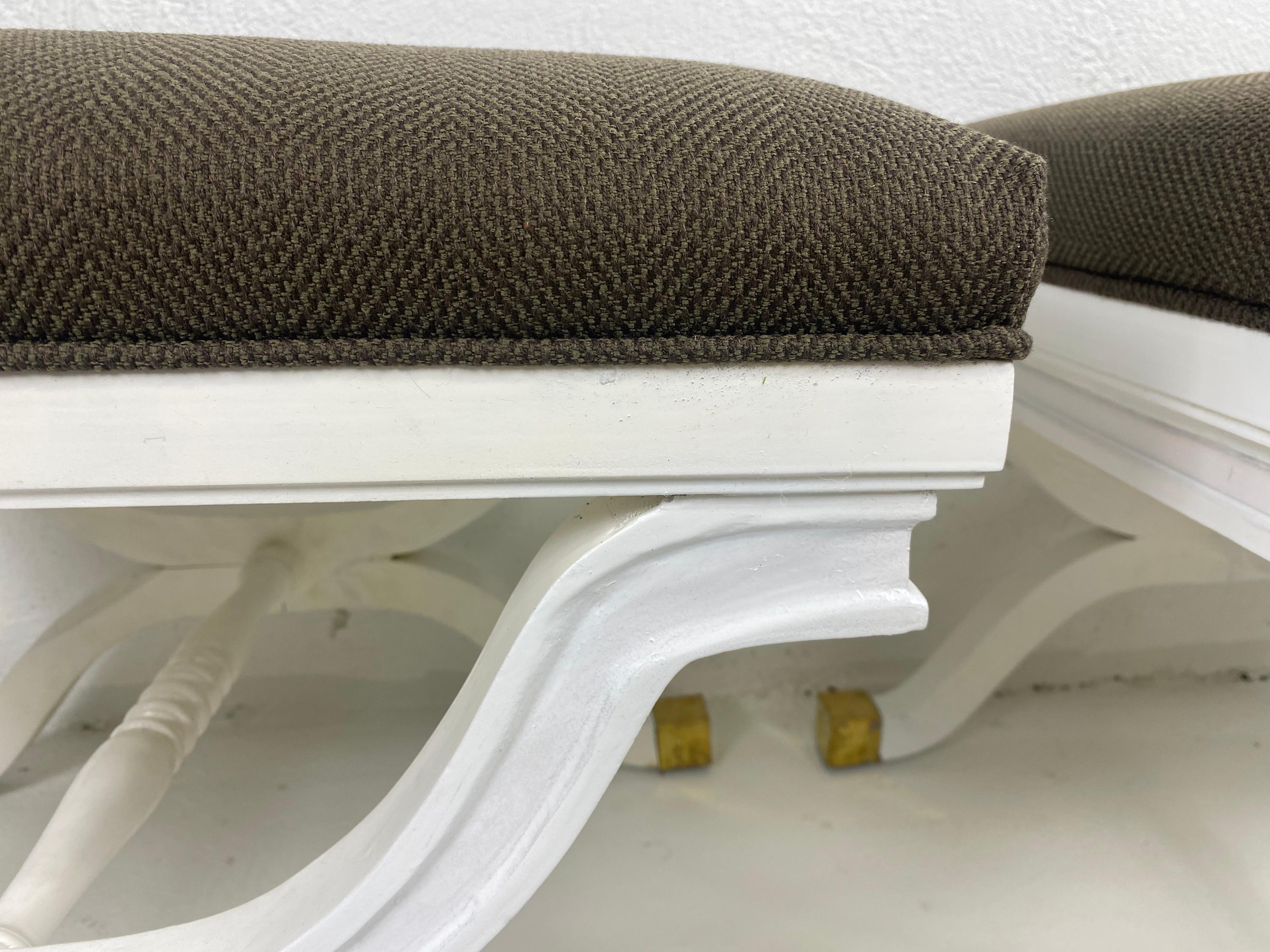 Laccato Panche imbottite di ispirazione Regency della metà del secolo scorso/ una coppia in vendita