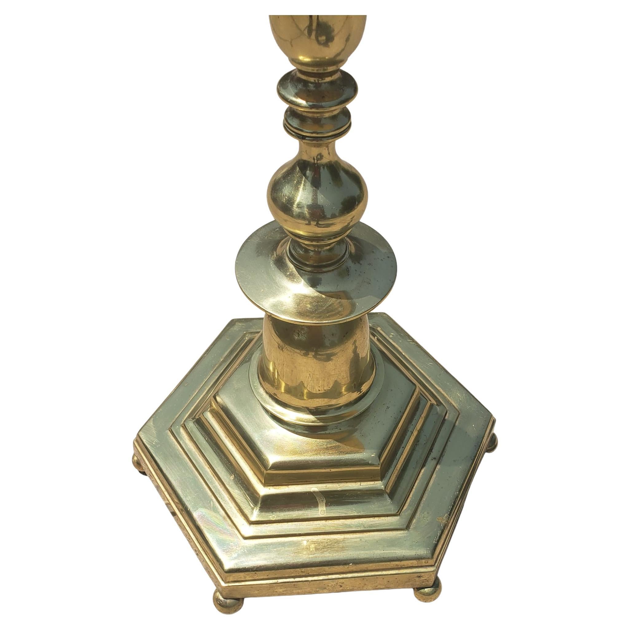 Lampe de sol à deux lumières en laiton massif polonais en état vintage très propre.
Mesure 11 pouces de largeur et 11 pouces de profondeur à la base et mesure 64 pouces de hauteur.