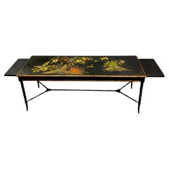 Table basse chinoiserie style Régence du milieu du siècle dernier laquée noire et faux bambou