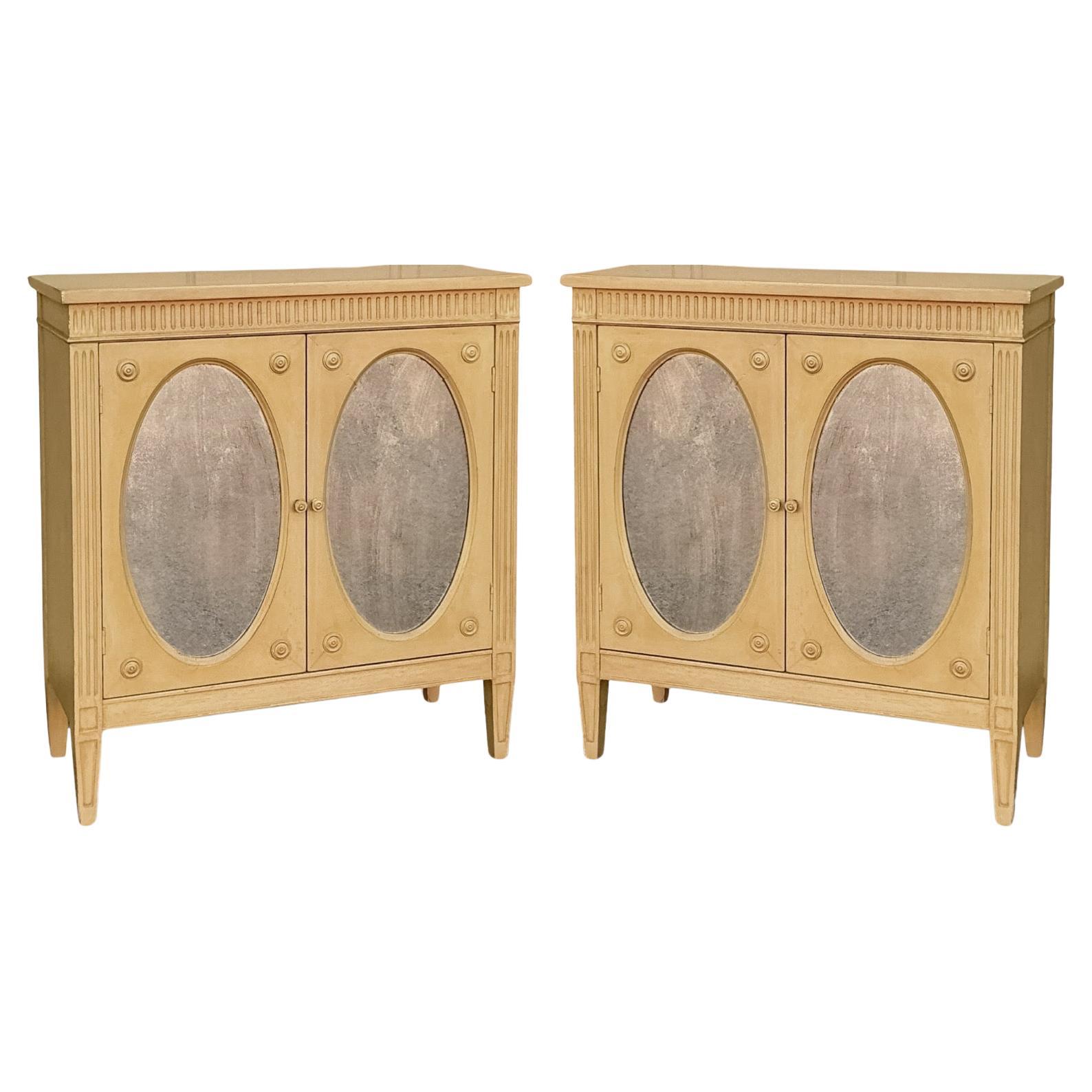 Armoires / tables d'appoint de style Régence du milieu du siècle, sculptées et à miroir - Paire