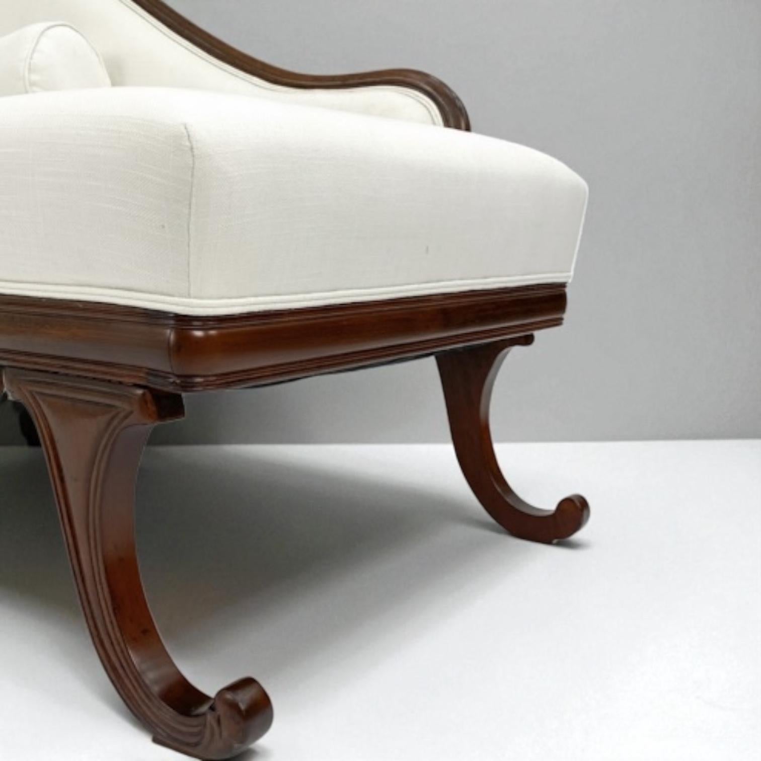 Mitte des Jahrhunderts Regency-Stil geschnitzt Obstholz Chaise Lounge / Sofa / Settee im Angebot 4