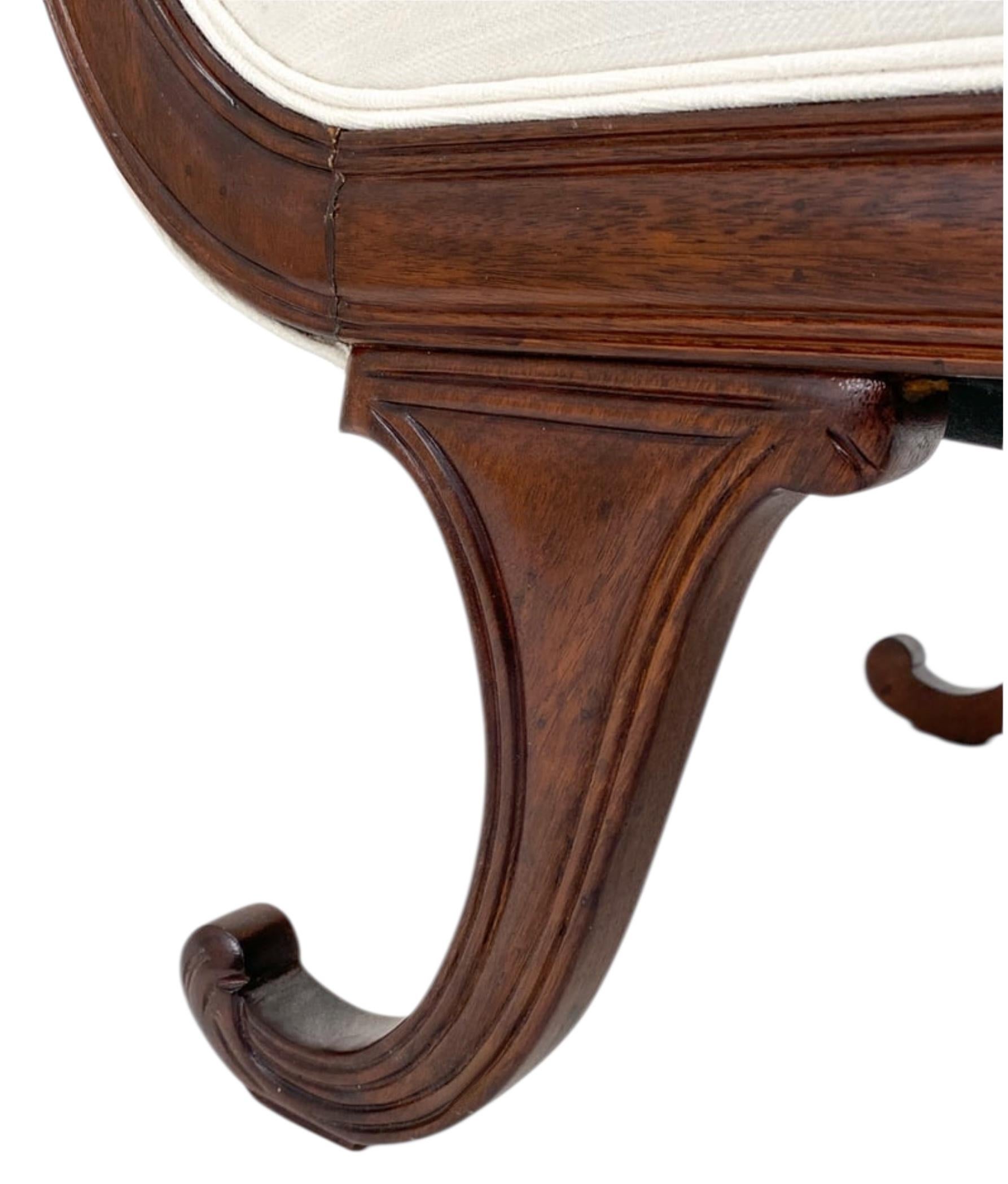 Mitte des Jahrhunderts Regency-Stil geschnitzt Obstholz Chaise Lounge / Sofa / Settee im Zustand „Gut“ im Angebot in Kennesaw, GA