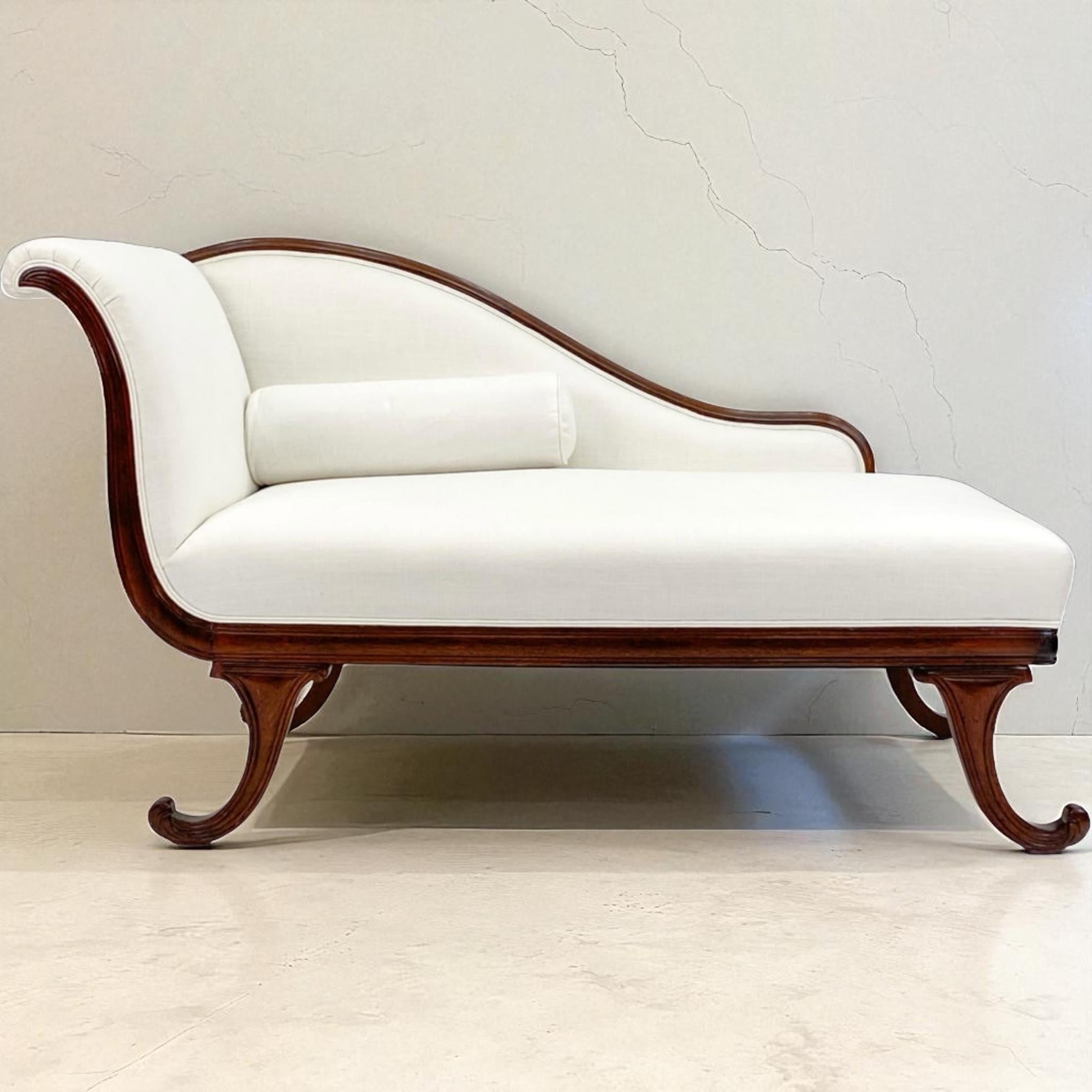 Mitte des Jahrhunderts Regency-Stil geschnitzt Obstholz Chaise Lounge / Sofa / Settee (20. Jahrhundert) im Angebot