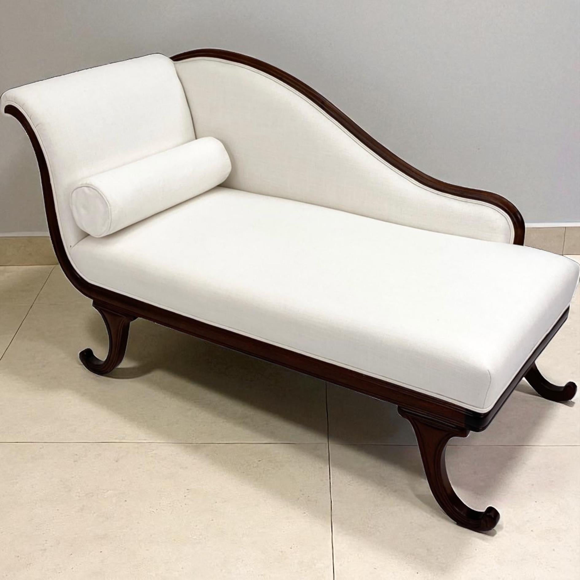 Mitte des Jahrhunderts Regency-Stil geschnitzt Obstholz Chaise Lounge / Sofa / Settee (Polster) im Angebot