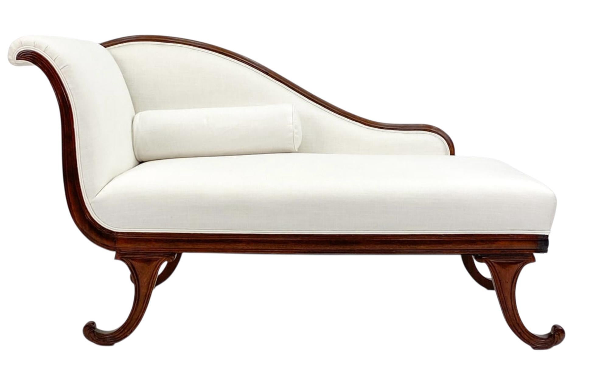 Mitte des Jahrhunderts Regency-Stil geschnitzt Obstholz Chaise Lounge / Sofa / Settee im Angebot 1