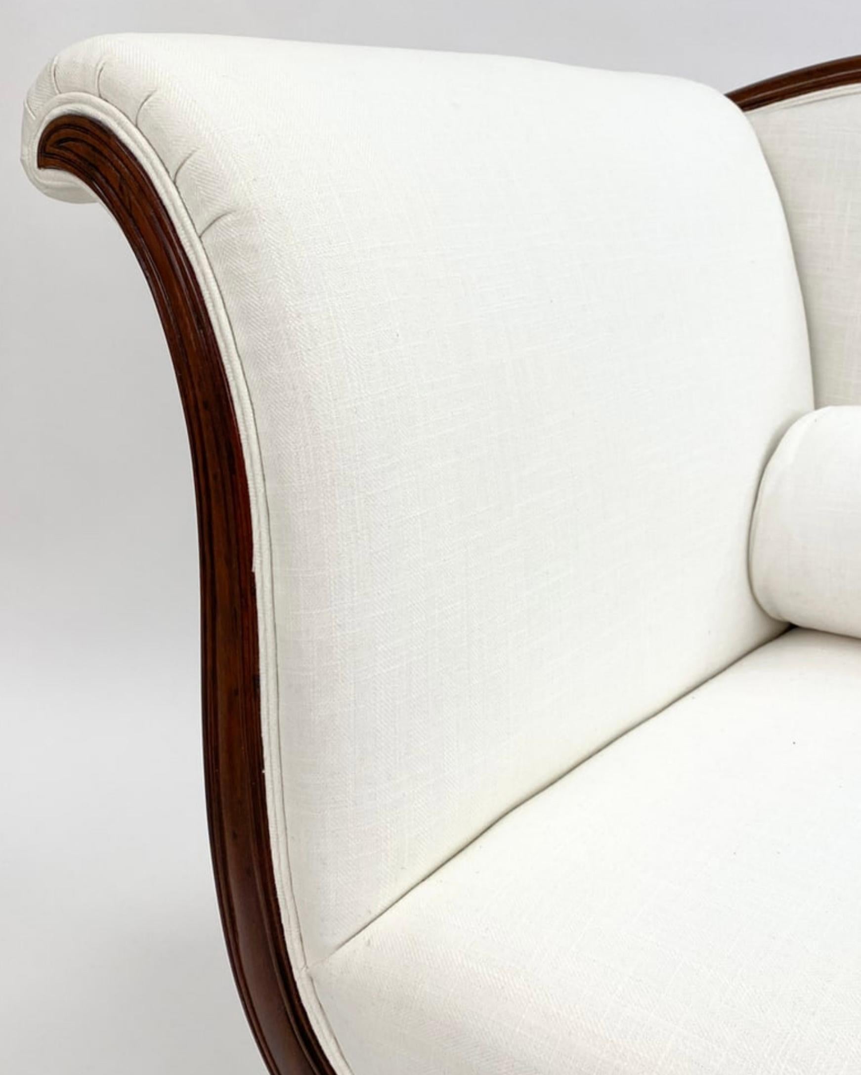 Mitte des Jahrhunderts Regency-Stil geschnitzt Obstholz Chaise Lounge / Sofa / Settee im Angebot 2