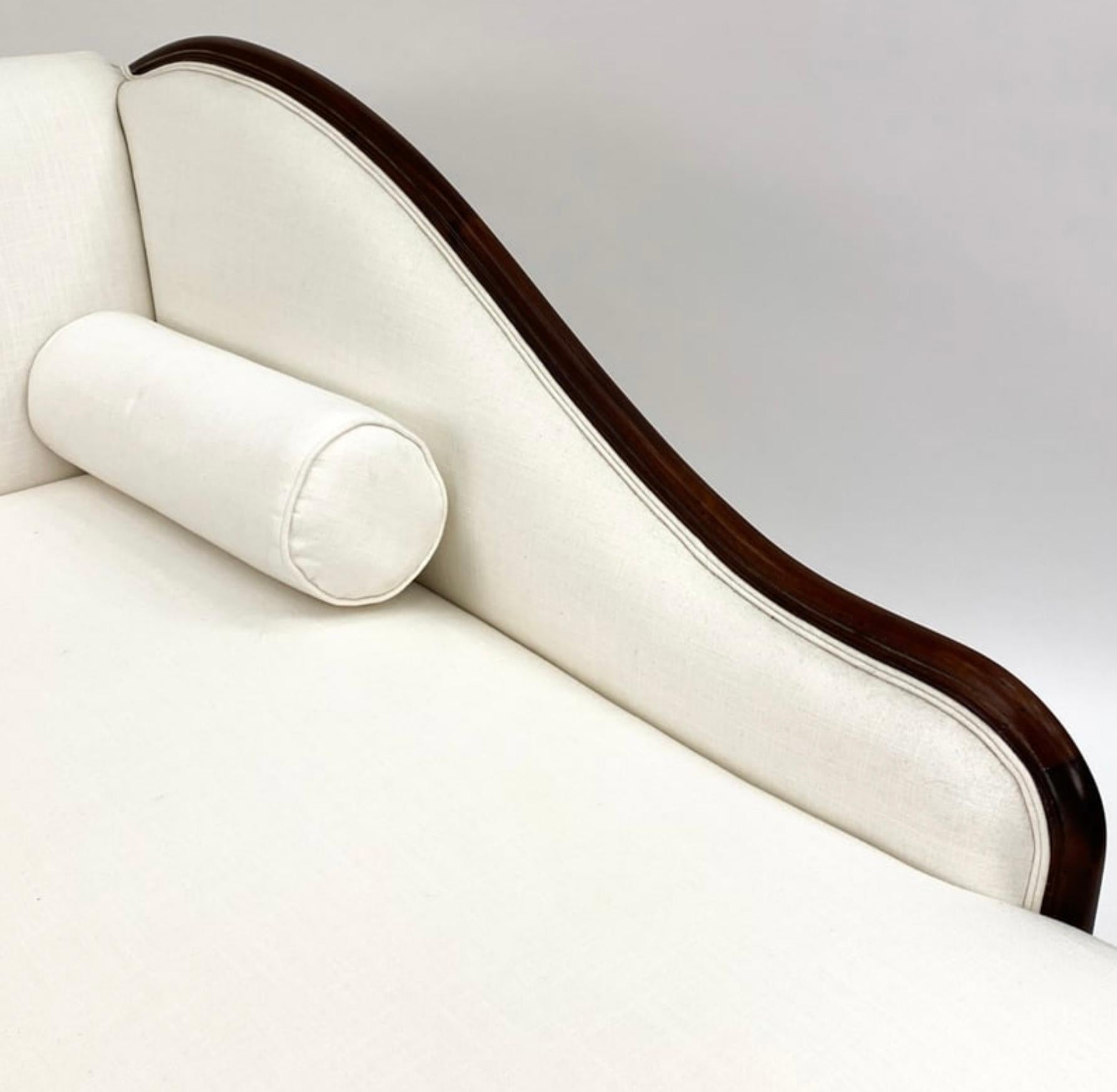 Mitte des Jahrhunderts Regency-Stil geschnitzt Obstholz Chaise Lounge / Sofa / Settee im Angebot 3