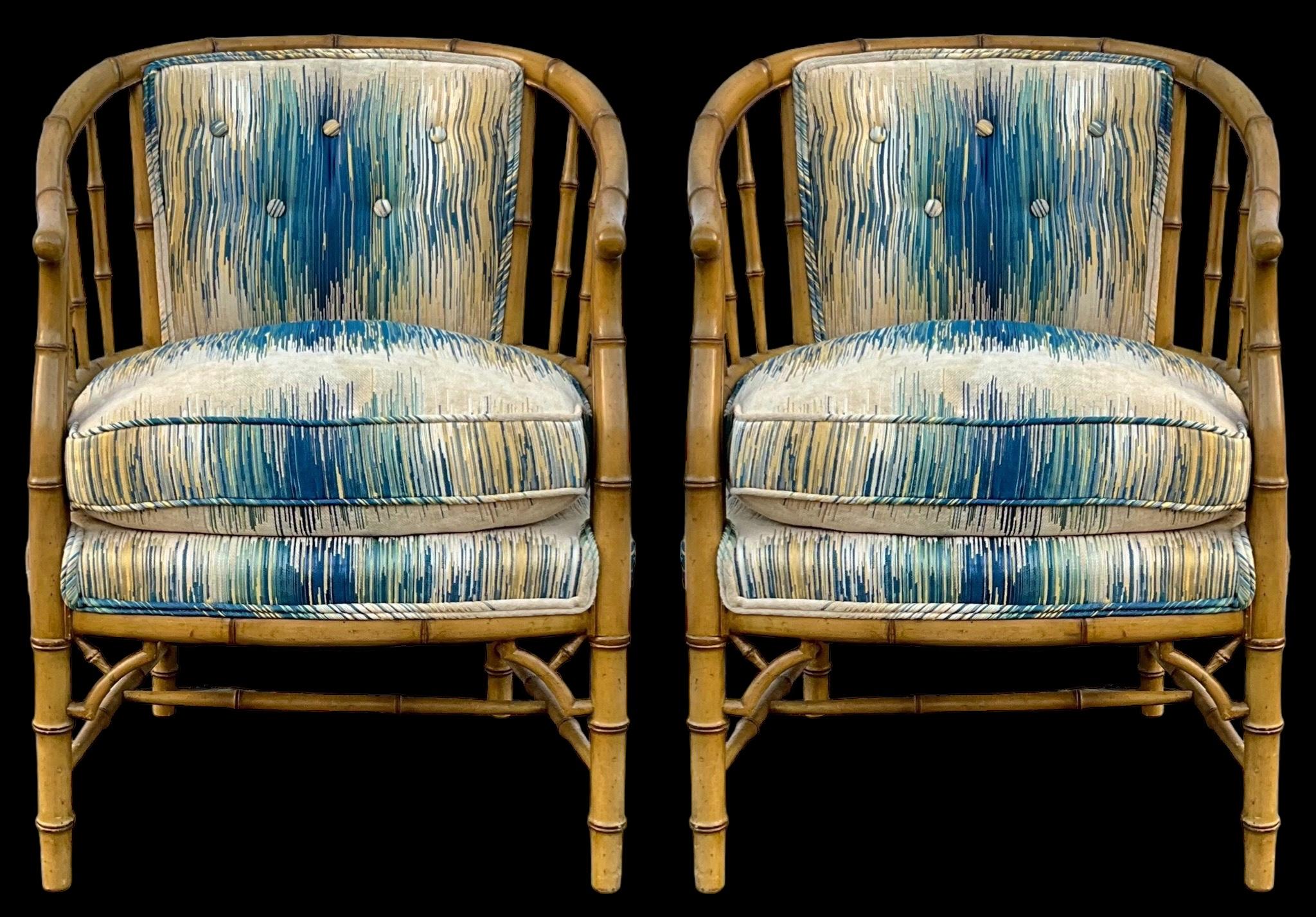 Dies ist ein neu gepolstertes Paar von Regency-Stil geschnitzt faux Bambus Fass Form Stühle. Der bestickte Flammenstichstoff sieht wirklich wunderbar aus. Der Rahmen ist goldfarben mit einer braunen Glasur. Sie stammen aus den 60er Jahren und sind
