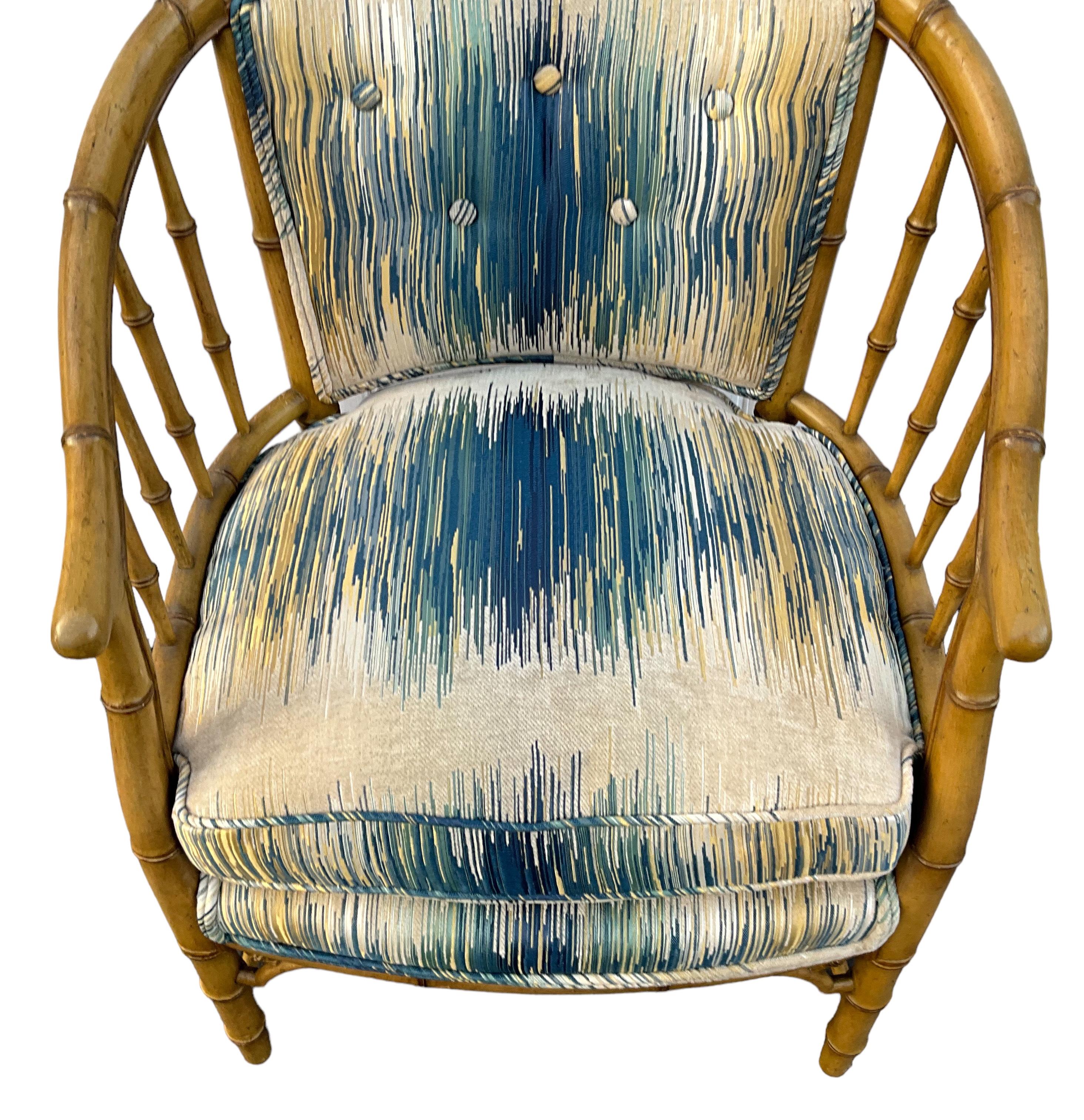 Mitte des Jahrhunderts Regency-Stil geschnitzt & gemalt Faux Bambus Barrel Club Chairs -Paar (amerikanisch) im Angebot
