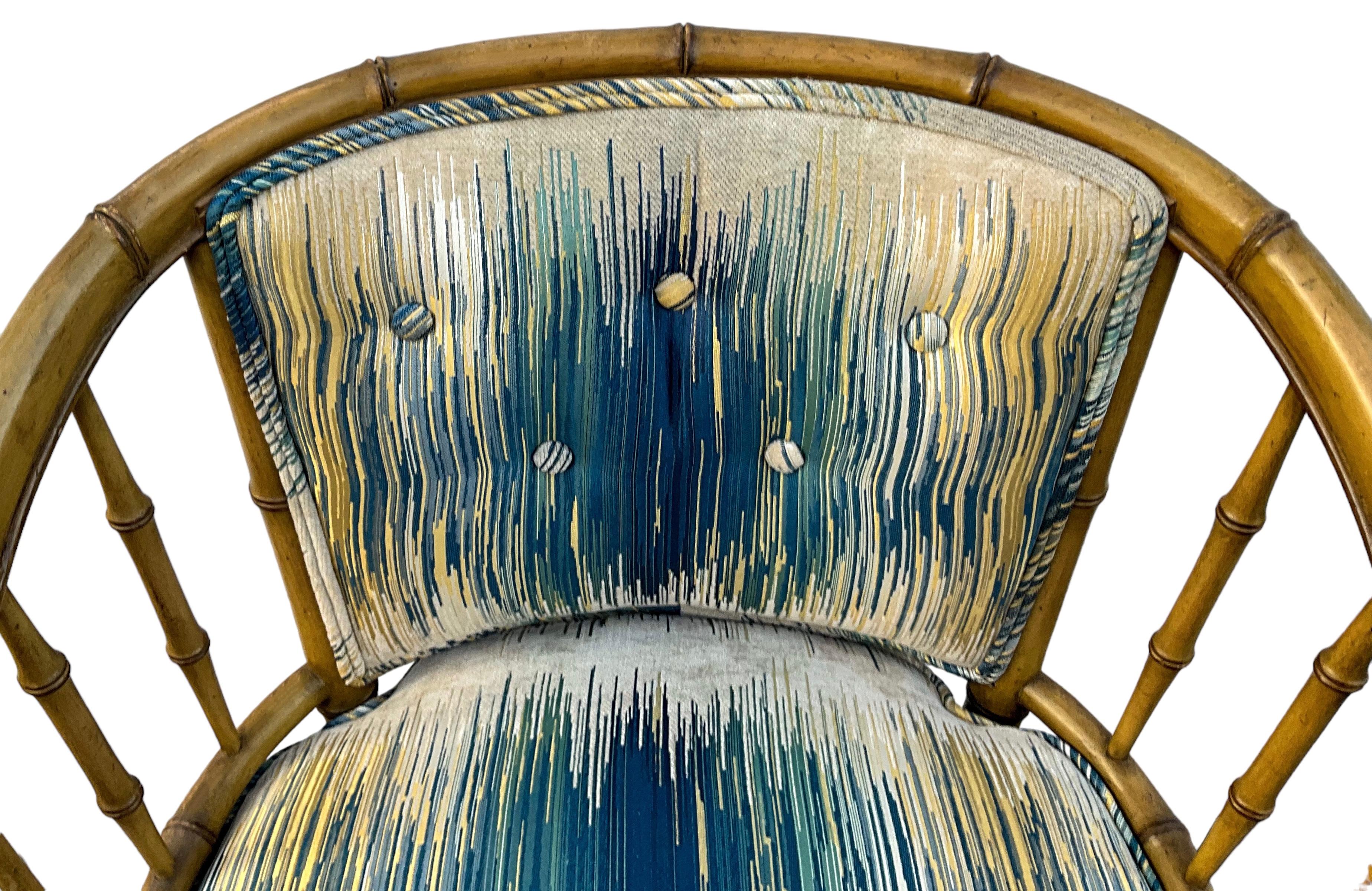 Mitte des Jahrhunderts Regency-Stil geschnitzt & gemalt Faux Bambus Barrel Club Chairs -Paar (20. Jahrhundert) im Angebot