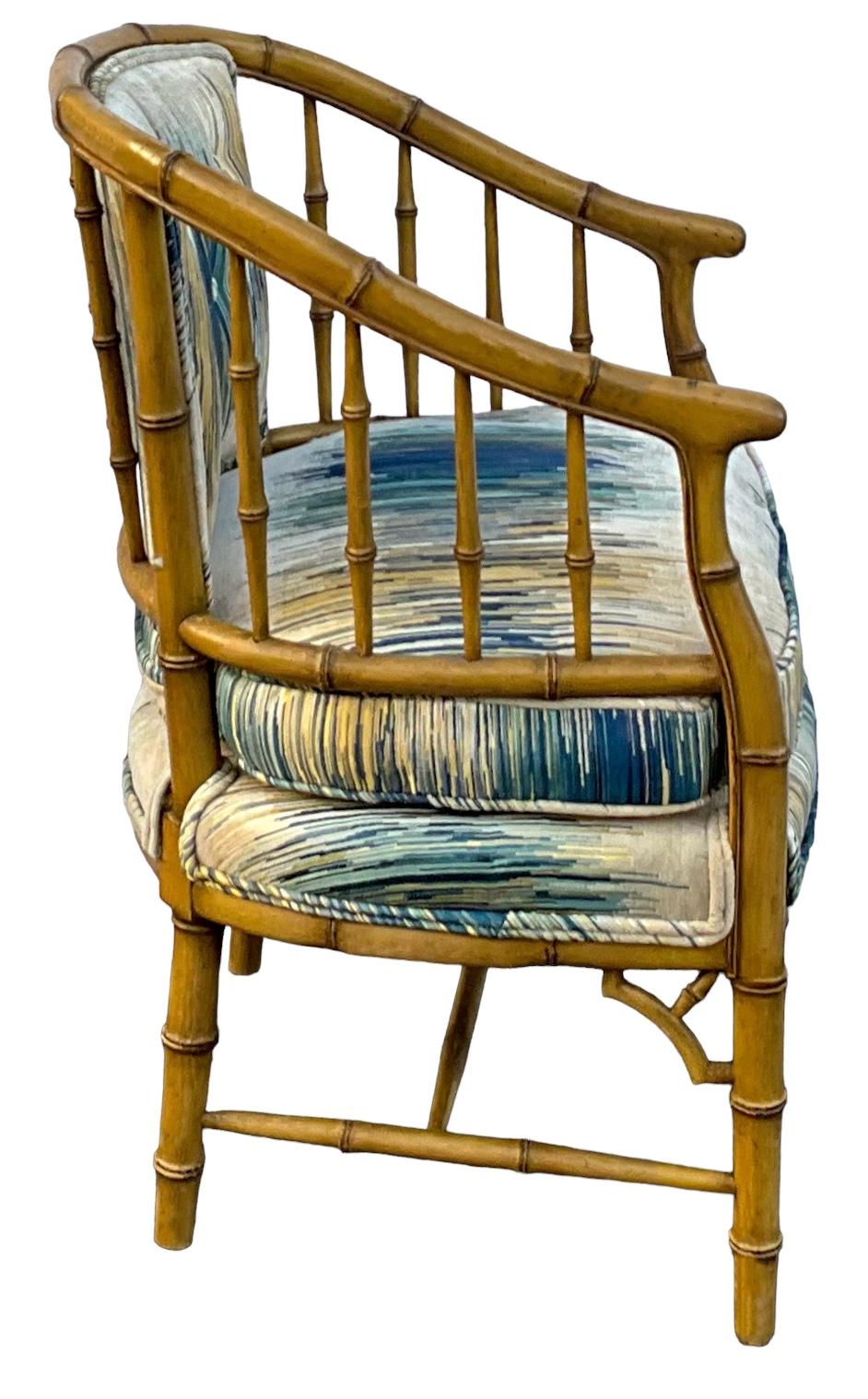 Mitte des Jahrhunderts Regency-Stil geschnitzt & gemalt Faux Bambus Barrel Club Chairs -Paar (Polster) im Angebot