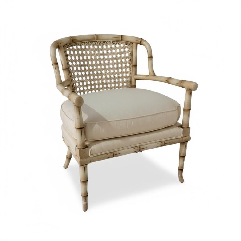 Si tratta di una coppia di poltrone Hollywood Regency in finto bambù con schienale a canne. Sono strutturalmente sani, ma la tappezzeria potrebbe dover essere sostituita. Non sono contrassegnati. Una bilancia molto comoda!