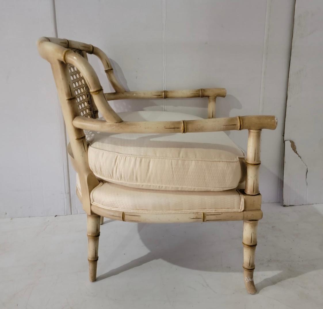 Hollywood Regency Sedie bergere in finto bambù e canna in stile Regency di metà secolo - Coppia in vendita