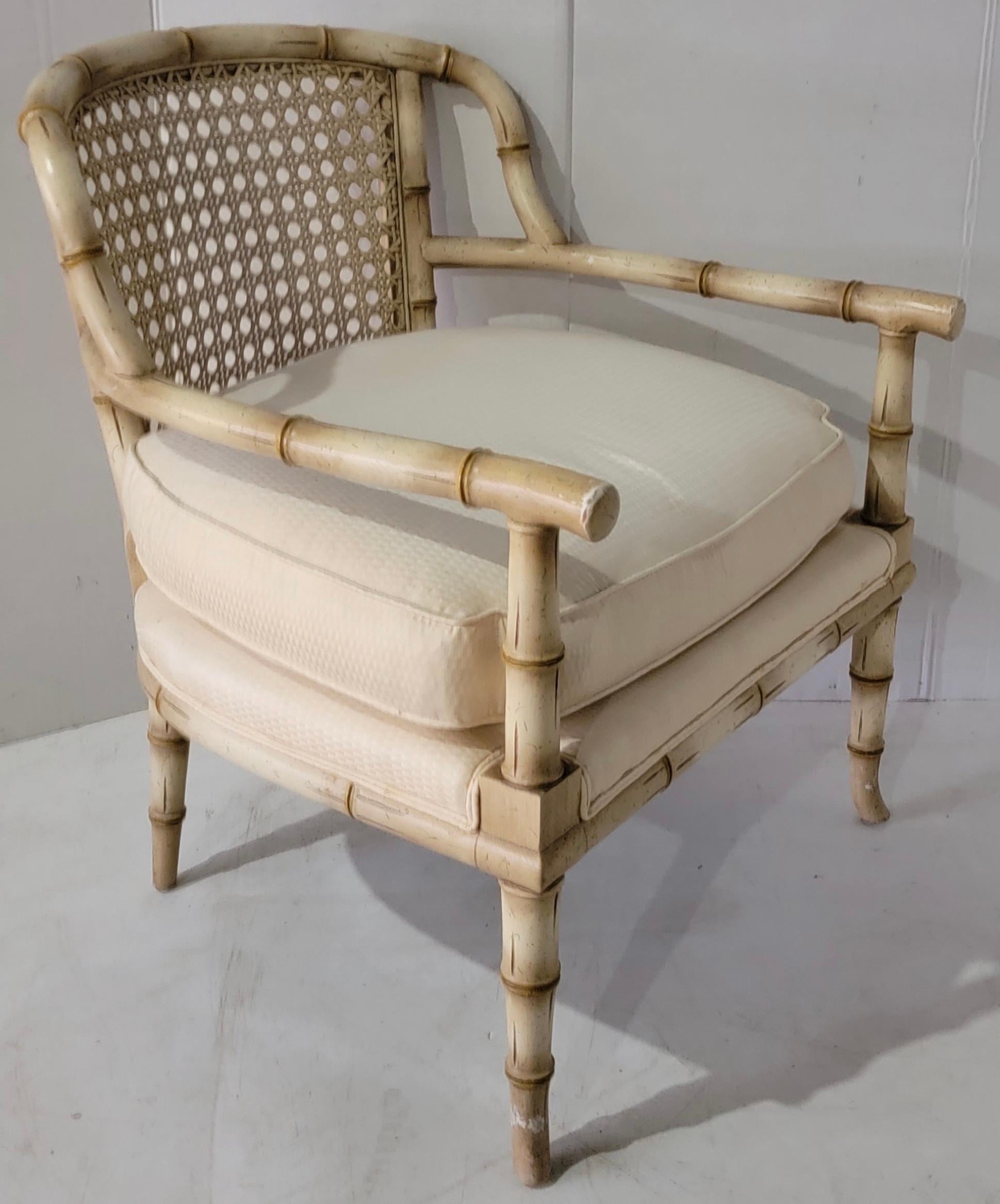 Americano Sedie bergere in finto bambù e canna in stile Regency di metà secolo - Coppia in vendita