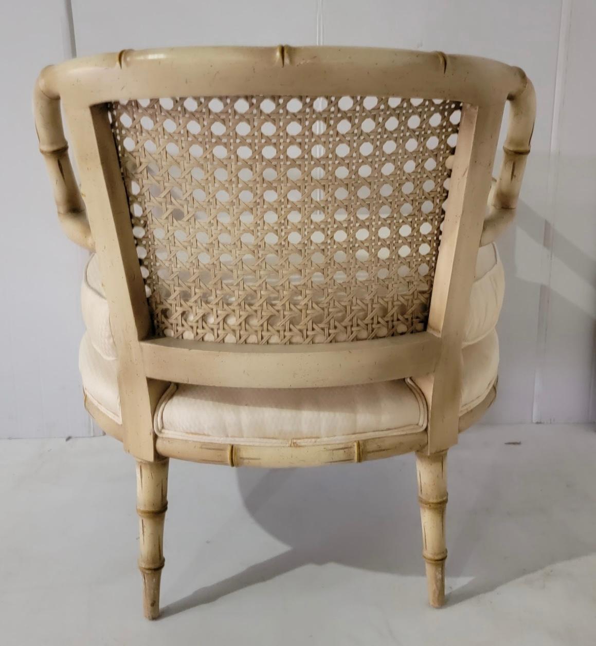 Sedie bergere in finto bambù e canna in stile Regency di metà secolo - Coppia In condizioni buone in vendita a Kennesaw, GA