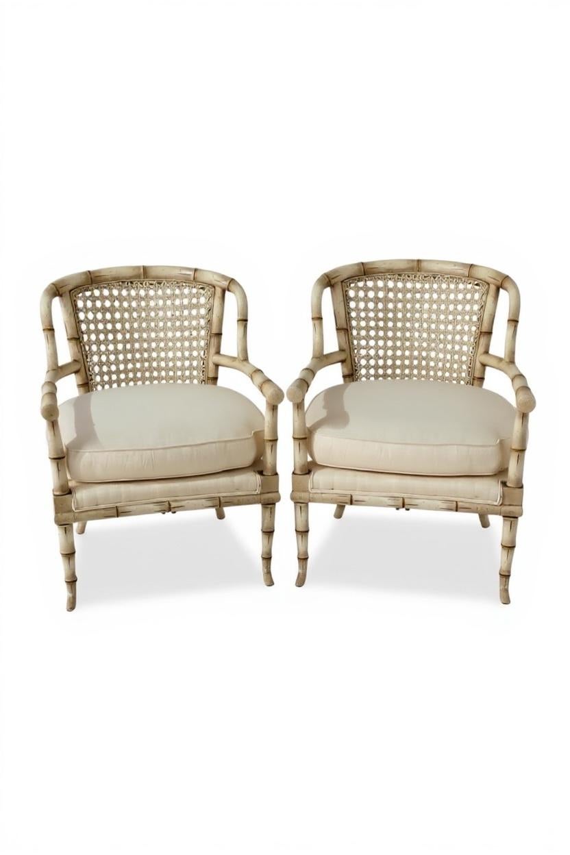 Tappezzeria Sedie bergere in finto bambù e canna in stile Regency di metà secolo - Coppia in vendita