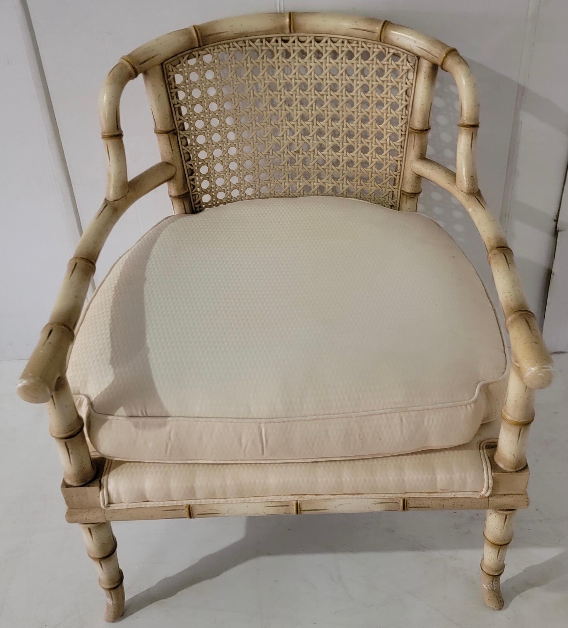 Sedie bergere in finto bamb�ù e canna in stile Regency di metà secolo - Coppia in vendita 1