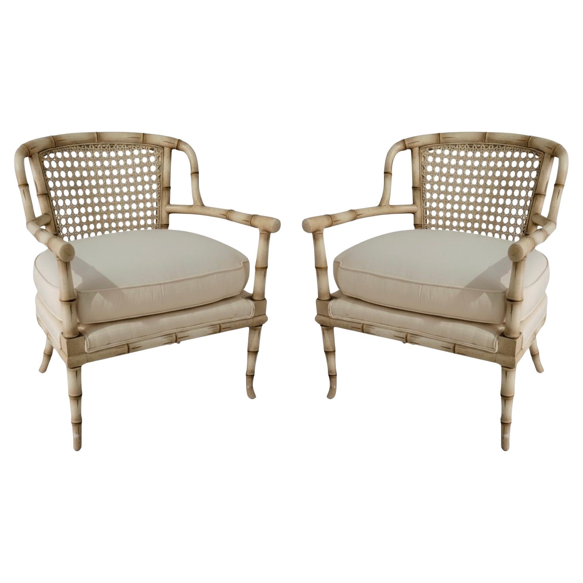 Sedie bergere in finto bambù e canna in stile Regency di metà secolo - Coppia