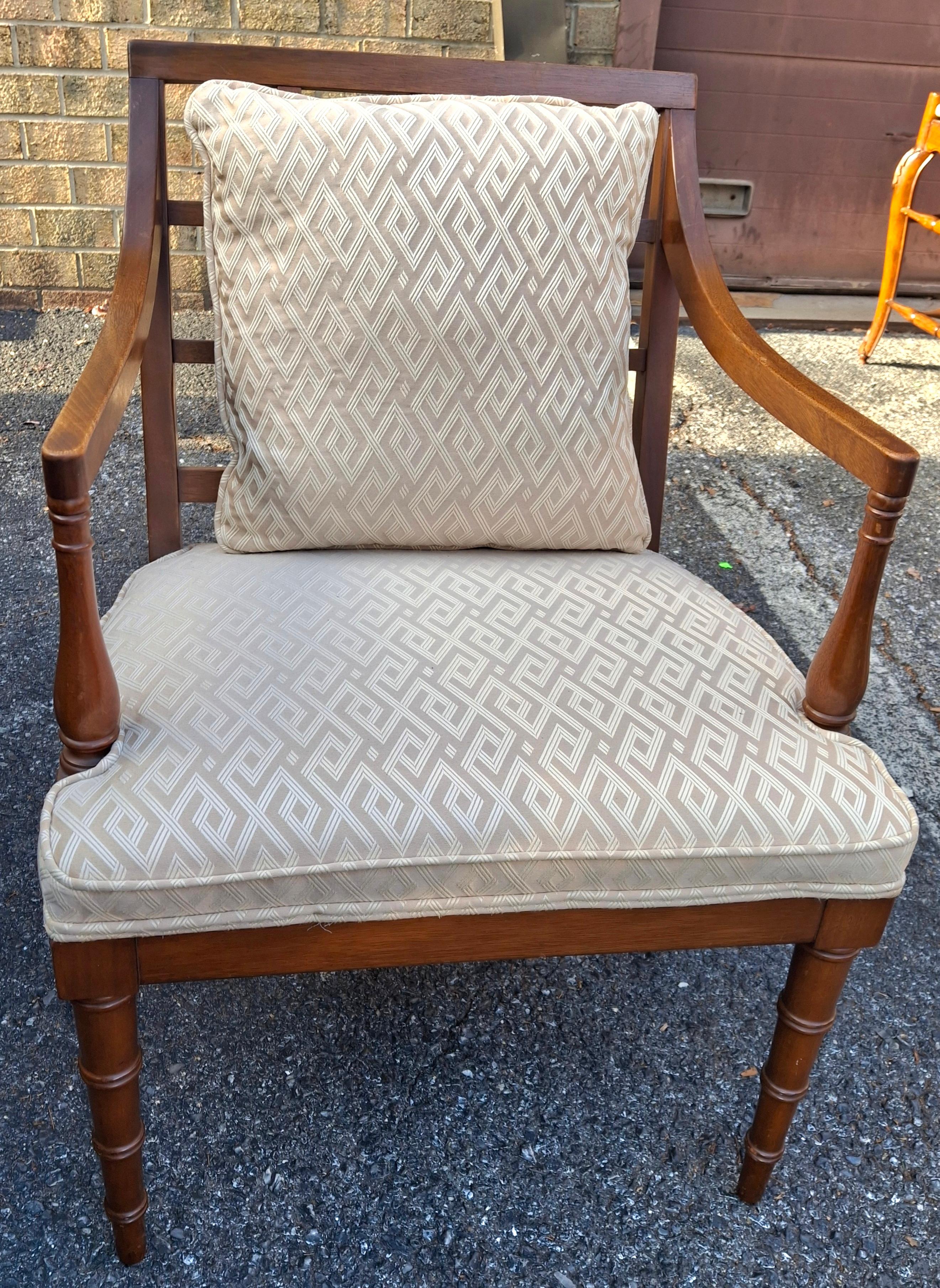 Americano Poltrona imbottita in mogano con gambe in finto bambù in stile Regency di metà secolo in vendita