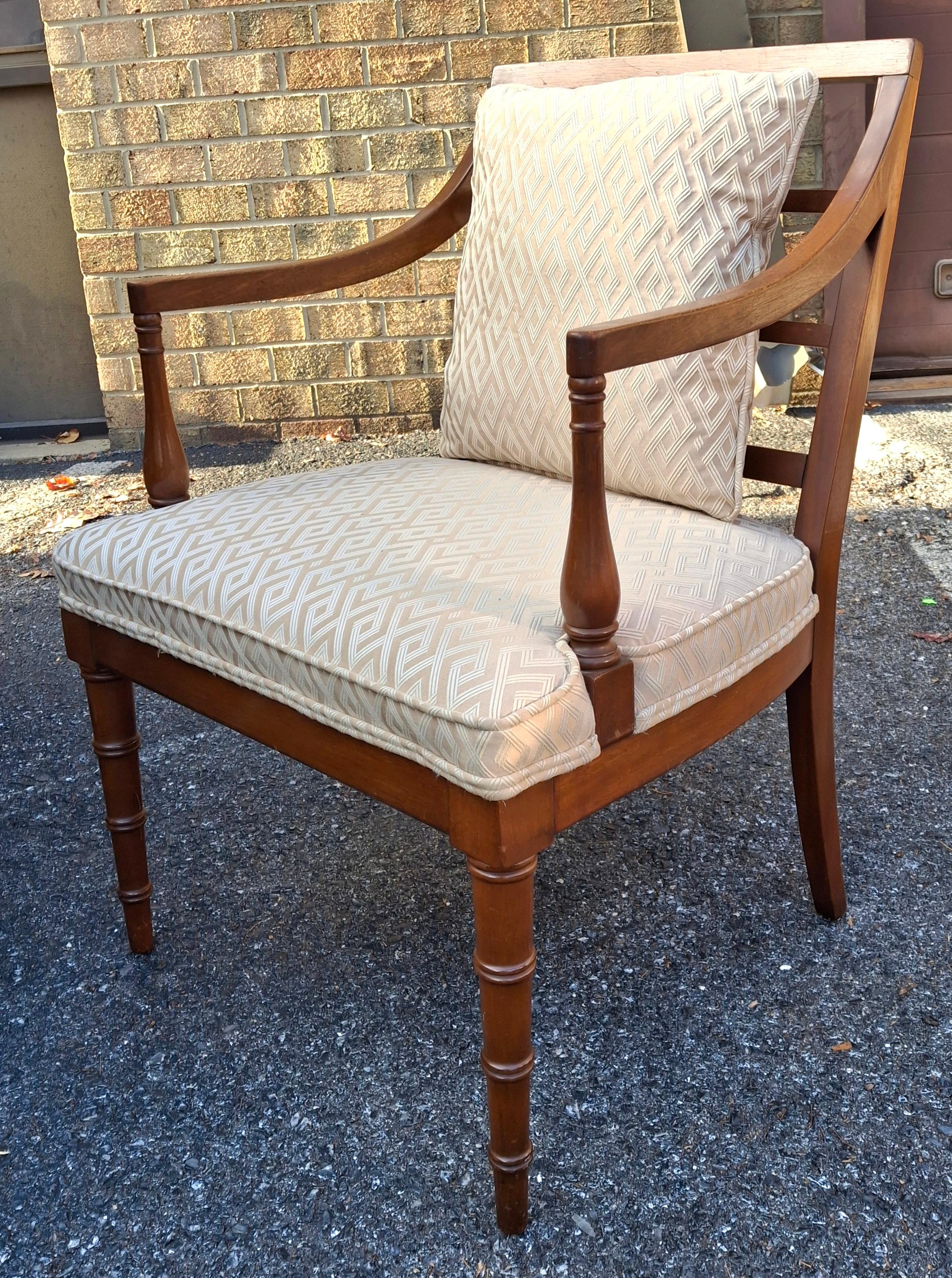 Poltrona imbottita in mogano con gambe in finto bambù in stile Regency di metà secolo In condizioni buone in vendita a Germantown, MD