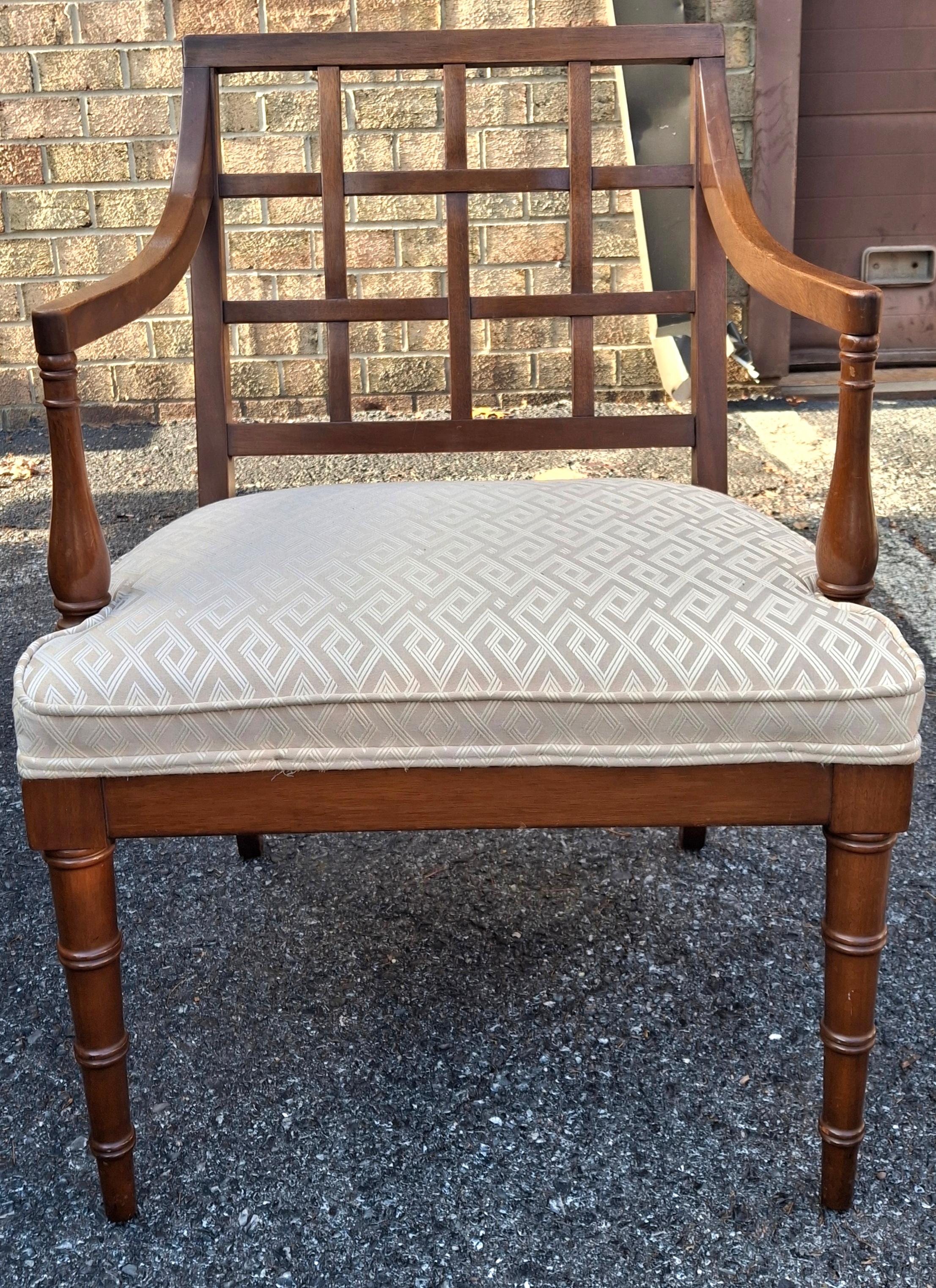 XX secolo Poltrona imbottita in mogano con gambe in finto bambù in stile Regency di metà secolo in vendita