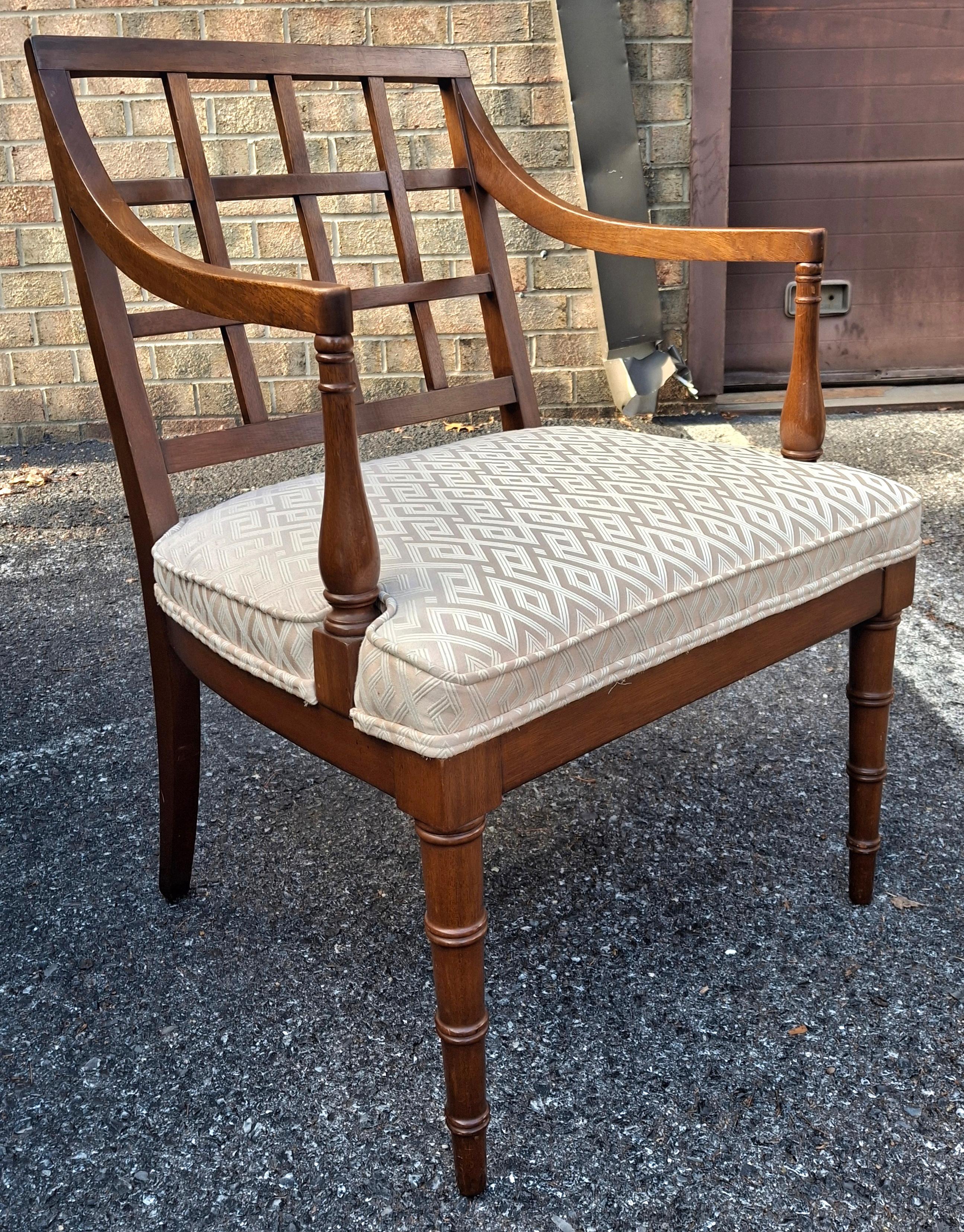 Mogano Poltrona imbottita in mogano con gambe in finto bambù in stile Regency di metà secolo in vendita