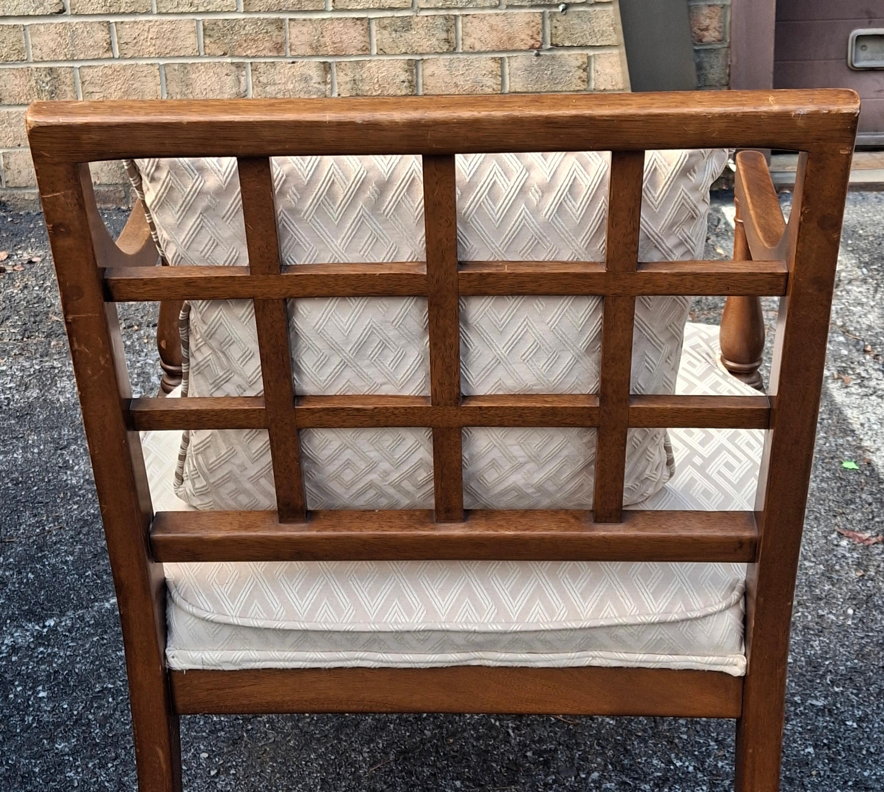 Poltrona imbottita in mogano con gambe in finto bambù in stile Regency di metà secolo in vendita 1