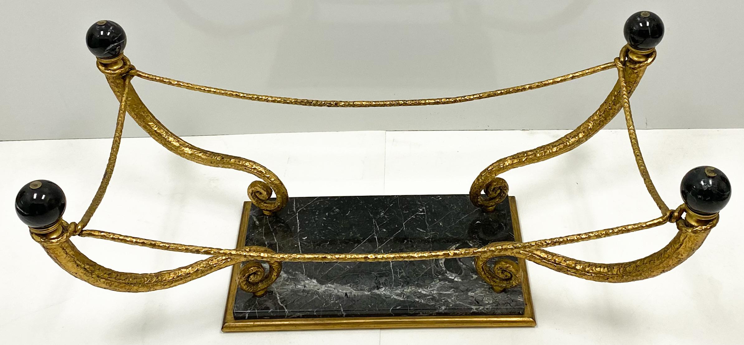 Si tratta di un tavolino in metallo dorato e marmo in stile Regency della metà del secolo scorso con piano in vetro. Lo zoccolo della base misura 21,5