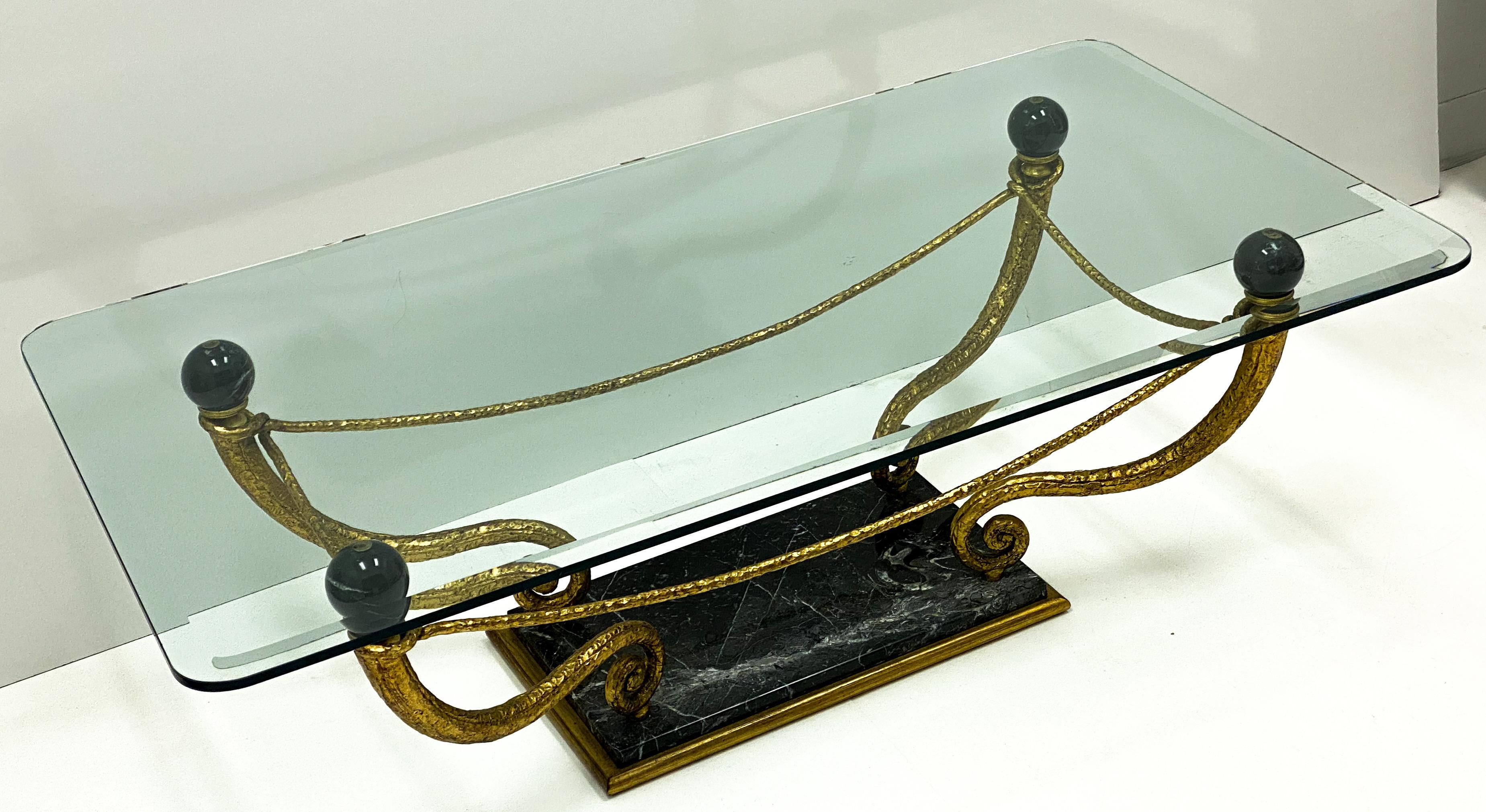 Regency Table basse italienne de style Régence du milieu du siècle dernier en métal doré et plateau en verre et marbre en vente