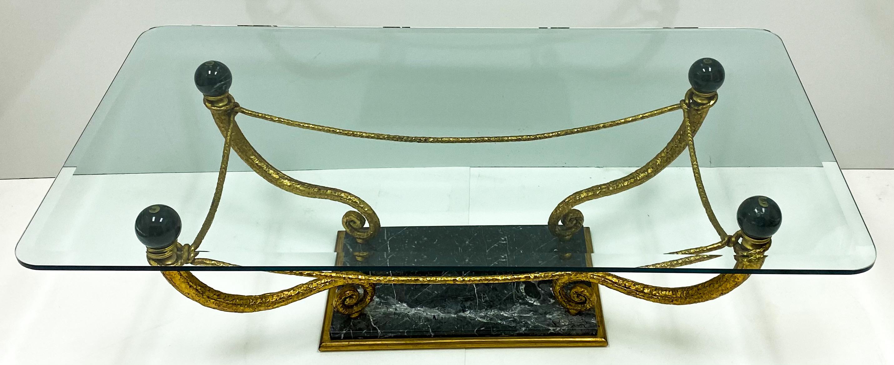 Table basse italienne de style Régence du milieu du siècle dernier en métal doré et plateau en verre et marbre Bon état - En vente à Kennesaw, GA