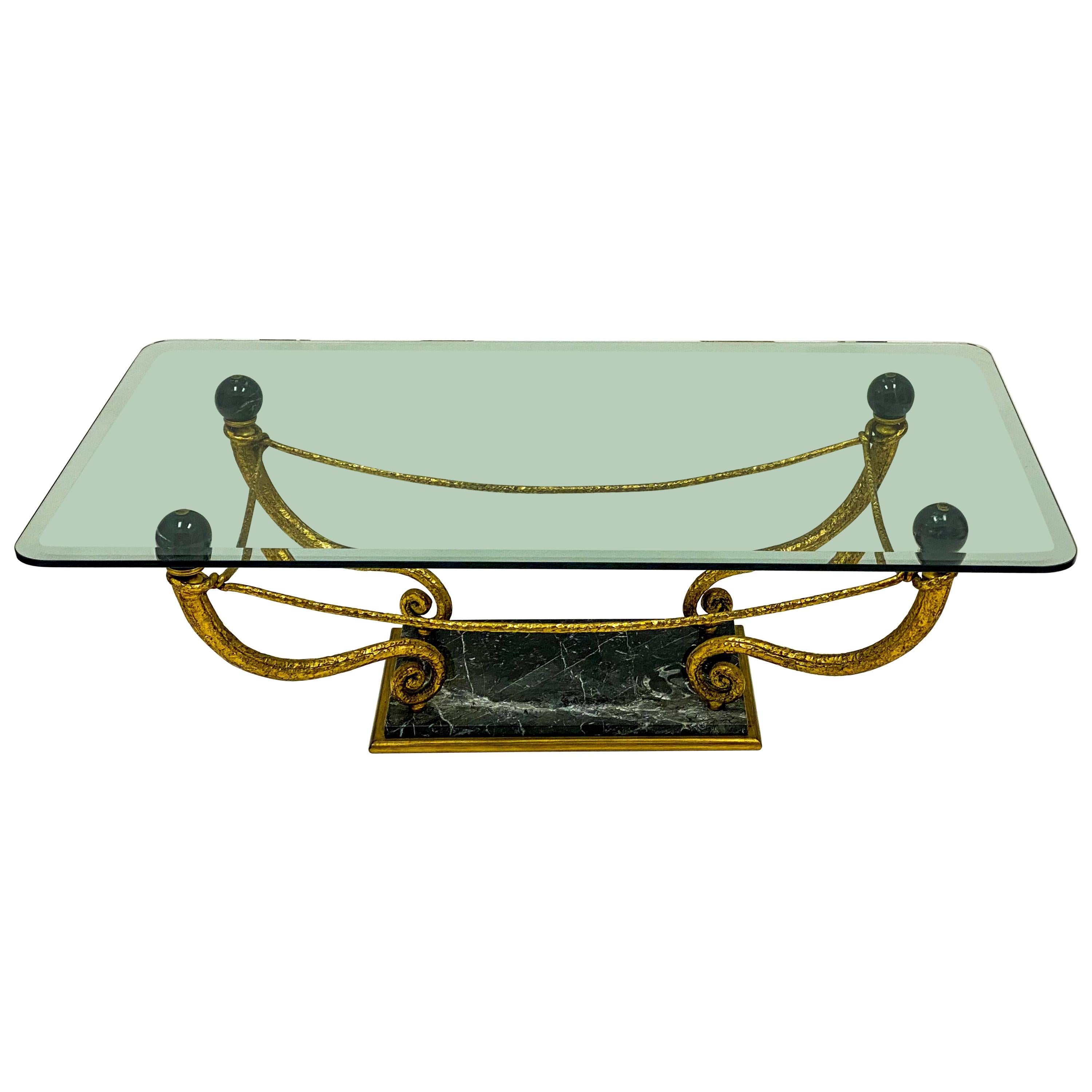 Table basse italienne de style Régence du milieu du siècle dernier en métal doré et plateau en verre et marbre