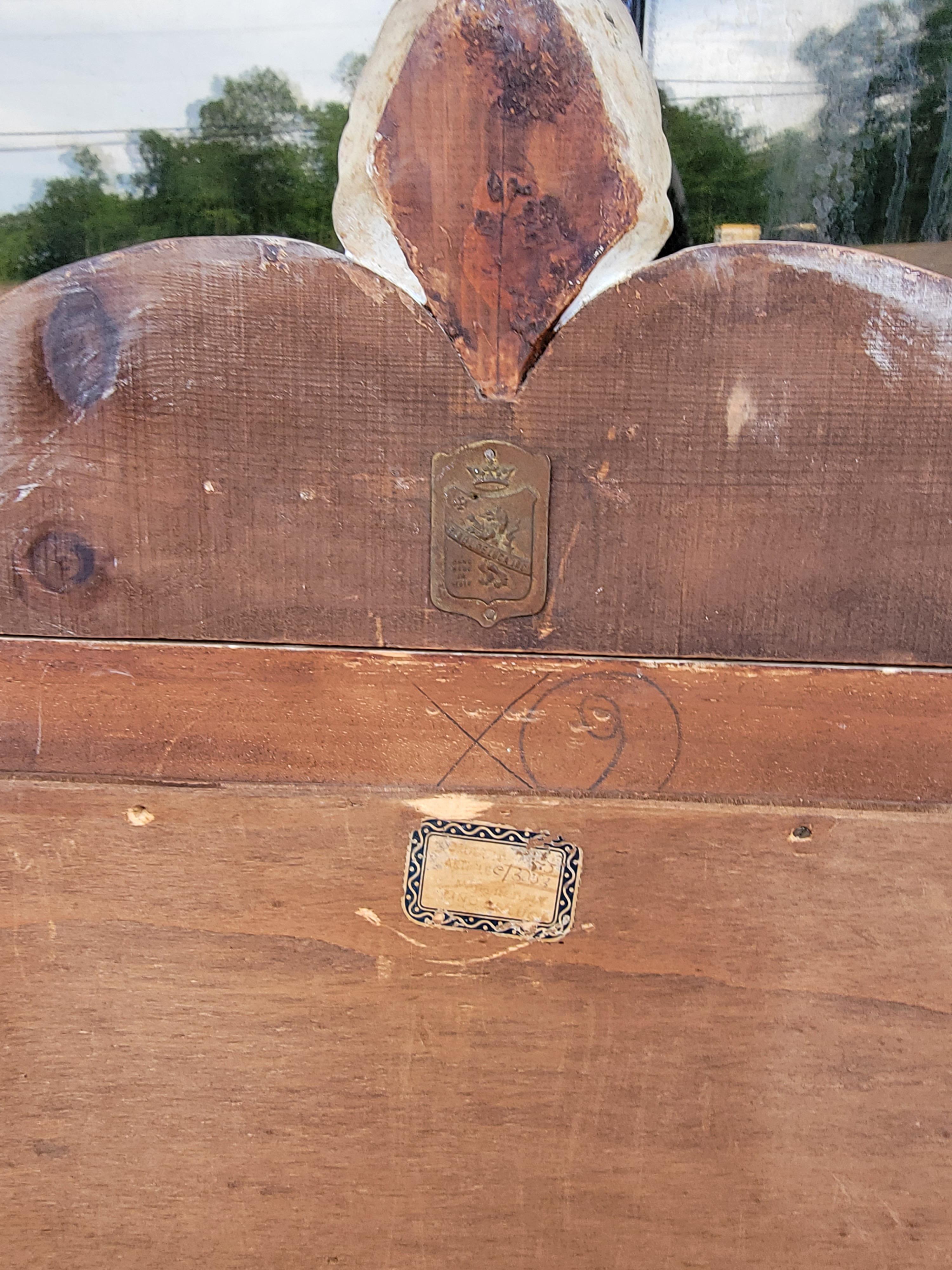 Mid-Century-Spiegel im Regency-Stil aus elfenbeinfarbenem und vergoldetem Holz mit geschnitztem Muschelmotiv von P.Deluca (20. Jahrhundert) im Angebot