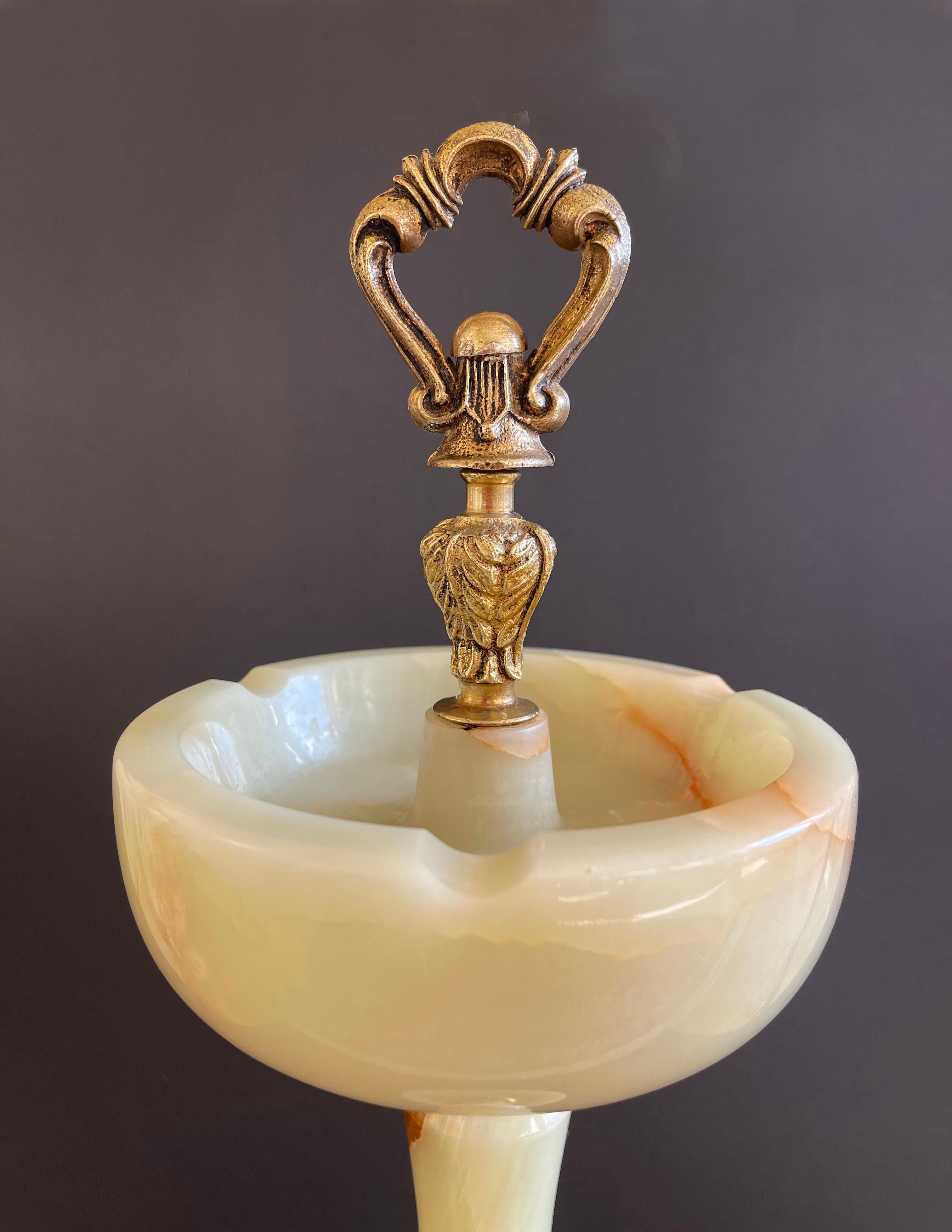 Hand-Crafted Mid-Century Regency Style Mint Onyx Marble & Brass Ashtray Catchall, Italy For Sale
