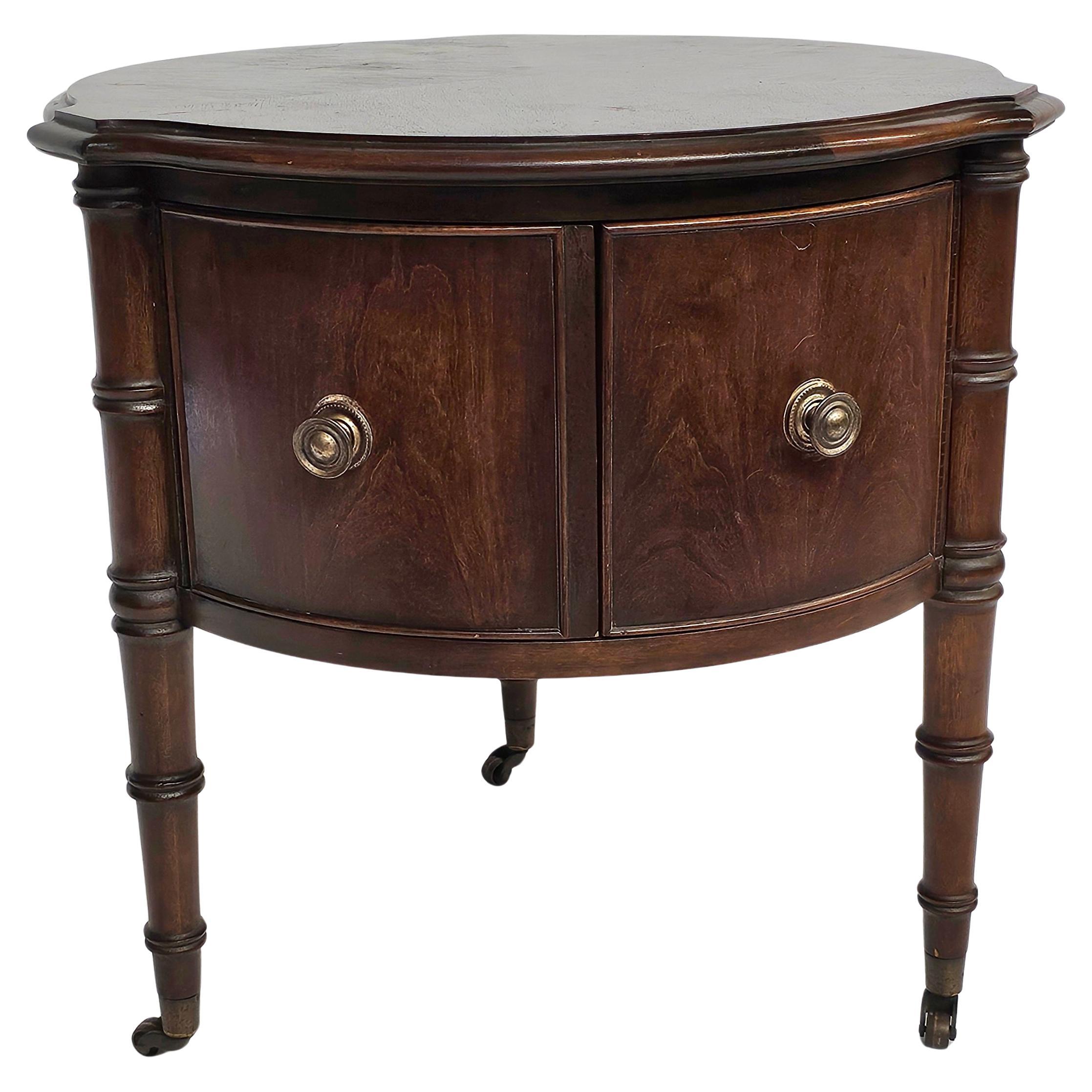 Mid-Century Regency-Stil Nussbaum Rolling Trifid Aufbewahrungs-Trommel-Beistelltisch/Trommel  Tabelle