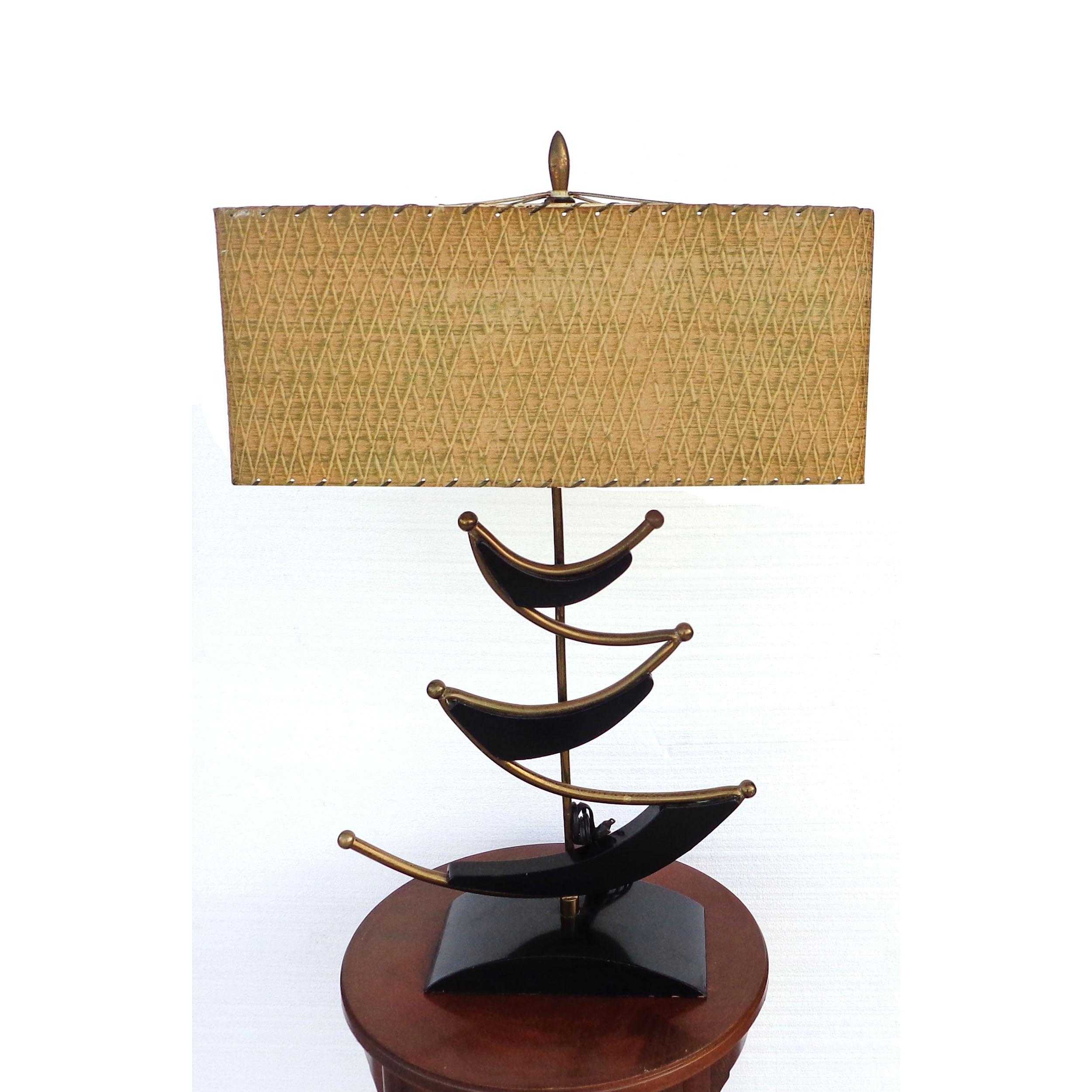 Lampada di metà secolo di Rembrandt Lamp Company

Lampada scultorea in composito e ottone. Paralume a tamburo originale. Cablato e funzionante.


Misure: 32  Larghezza x 8,5 Profondità x 22,5 Altezza.