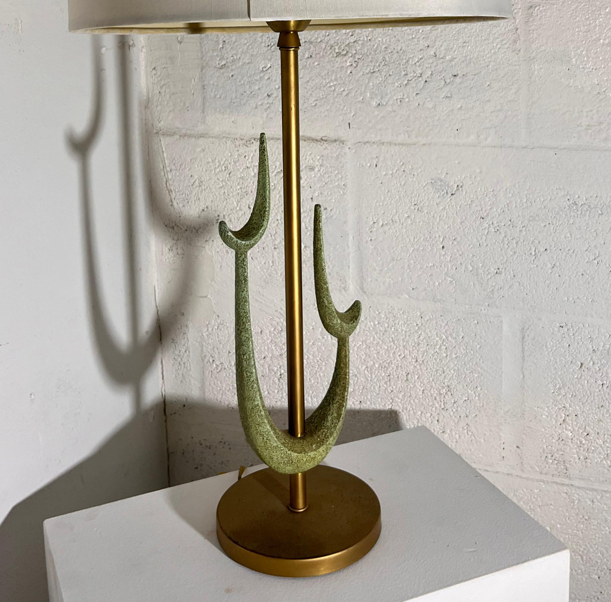 Tischleuchte aus der Mitte des Jahrhunderts von Rembrandt Lamp Company. 
Inklusive Lampenschirm.
Élégant intemporel design.